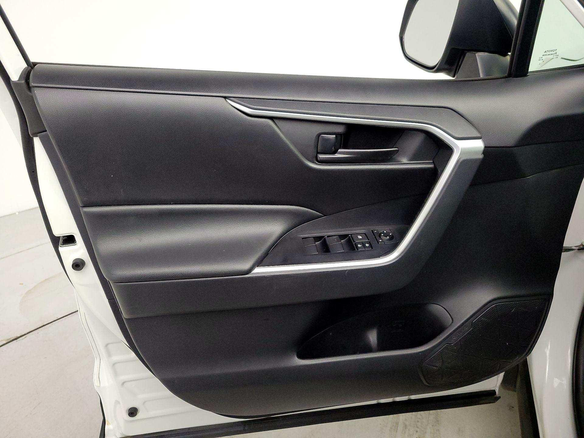 Thumbnail: 2020 Toyota RAV4 - 12