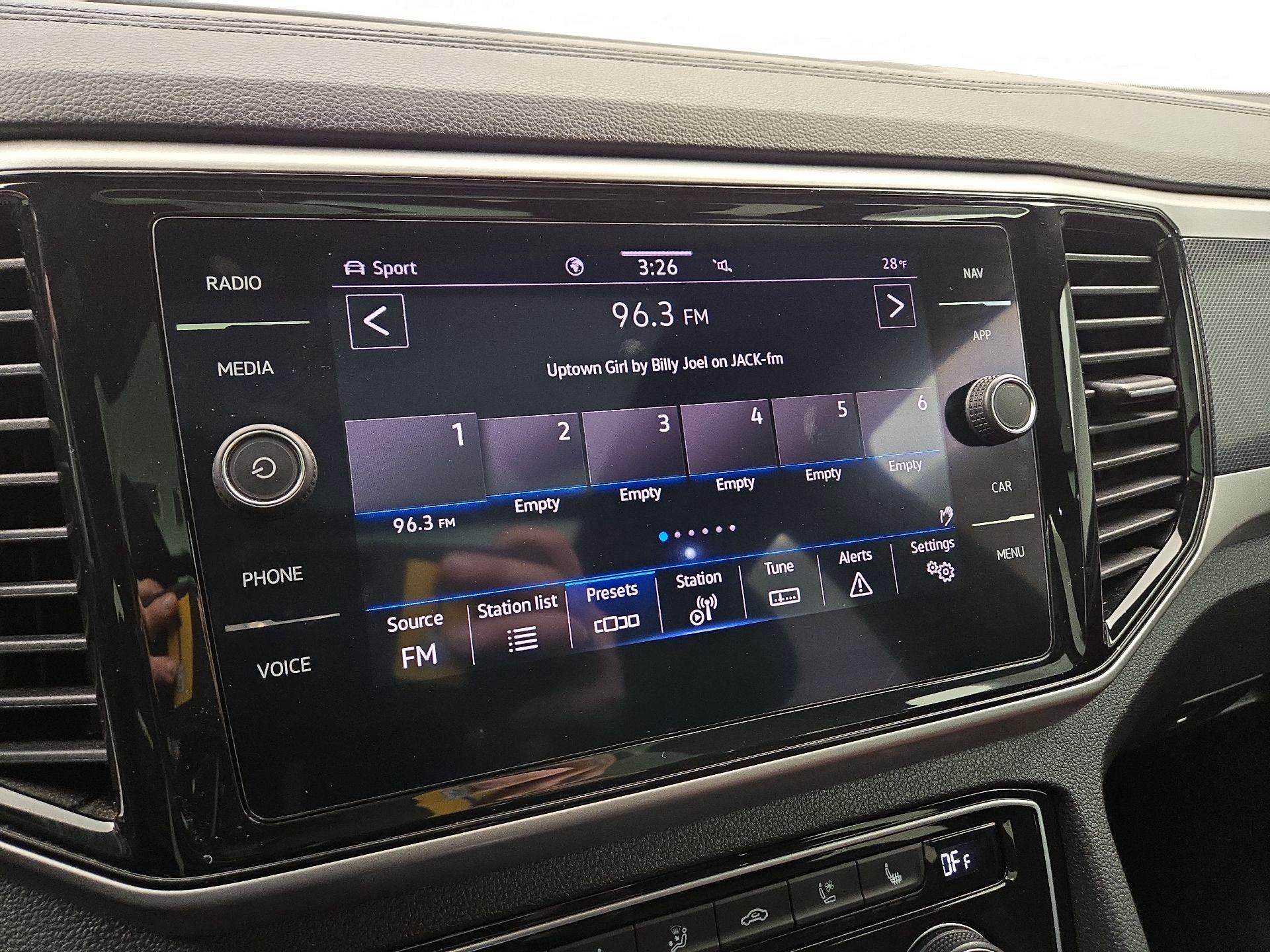 Thumbnail: 2022 Volkswagen Atlas - 16