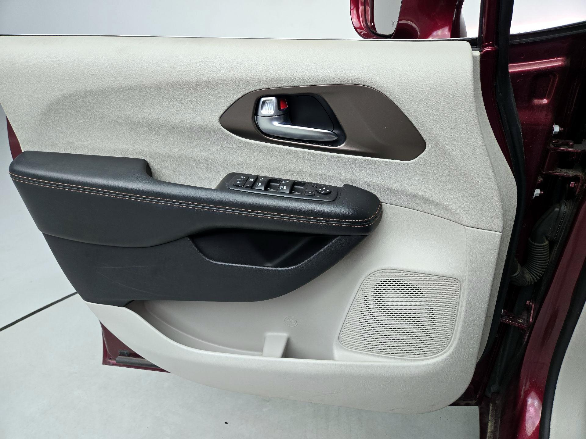 Thumbnail: 2019 Chrysler Pacifica - 12