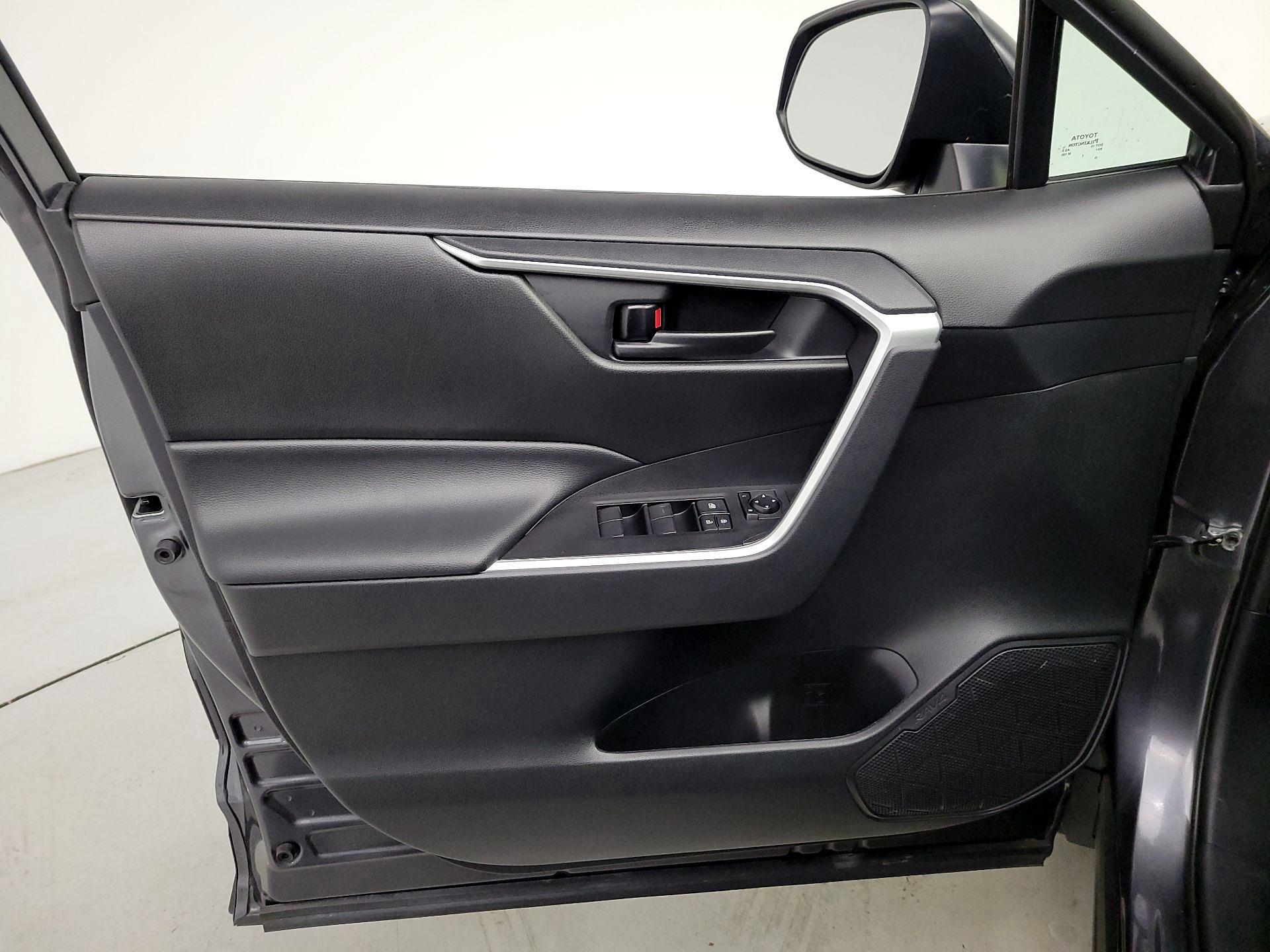 Thumbnail: 2020 Toyota RAV4 - 12