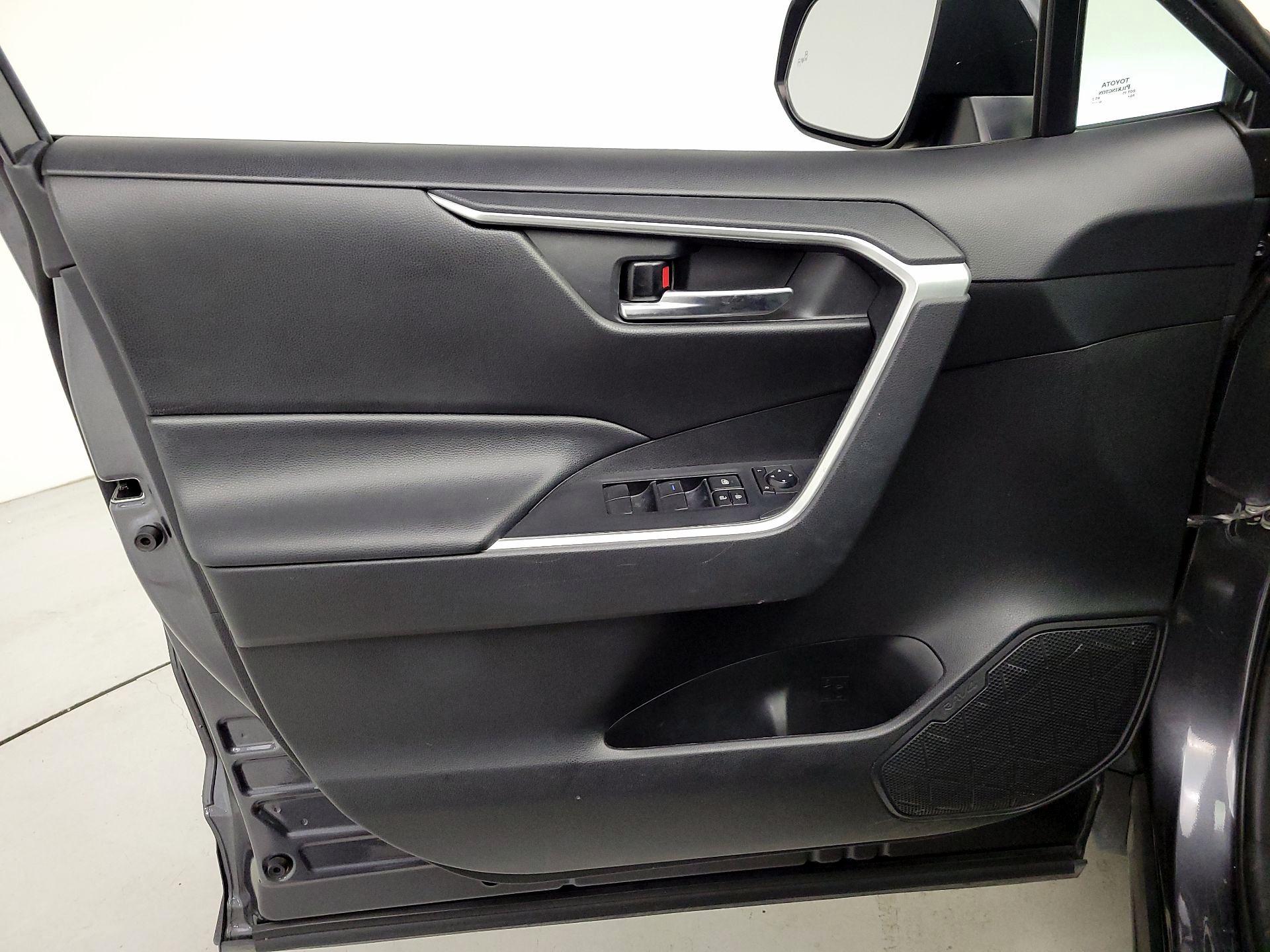 Thumbnail: 2020 Toyota RAV4 - 12