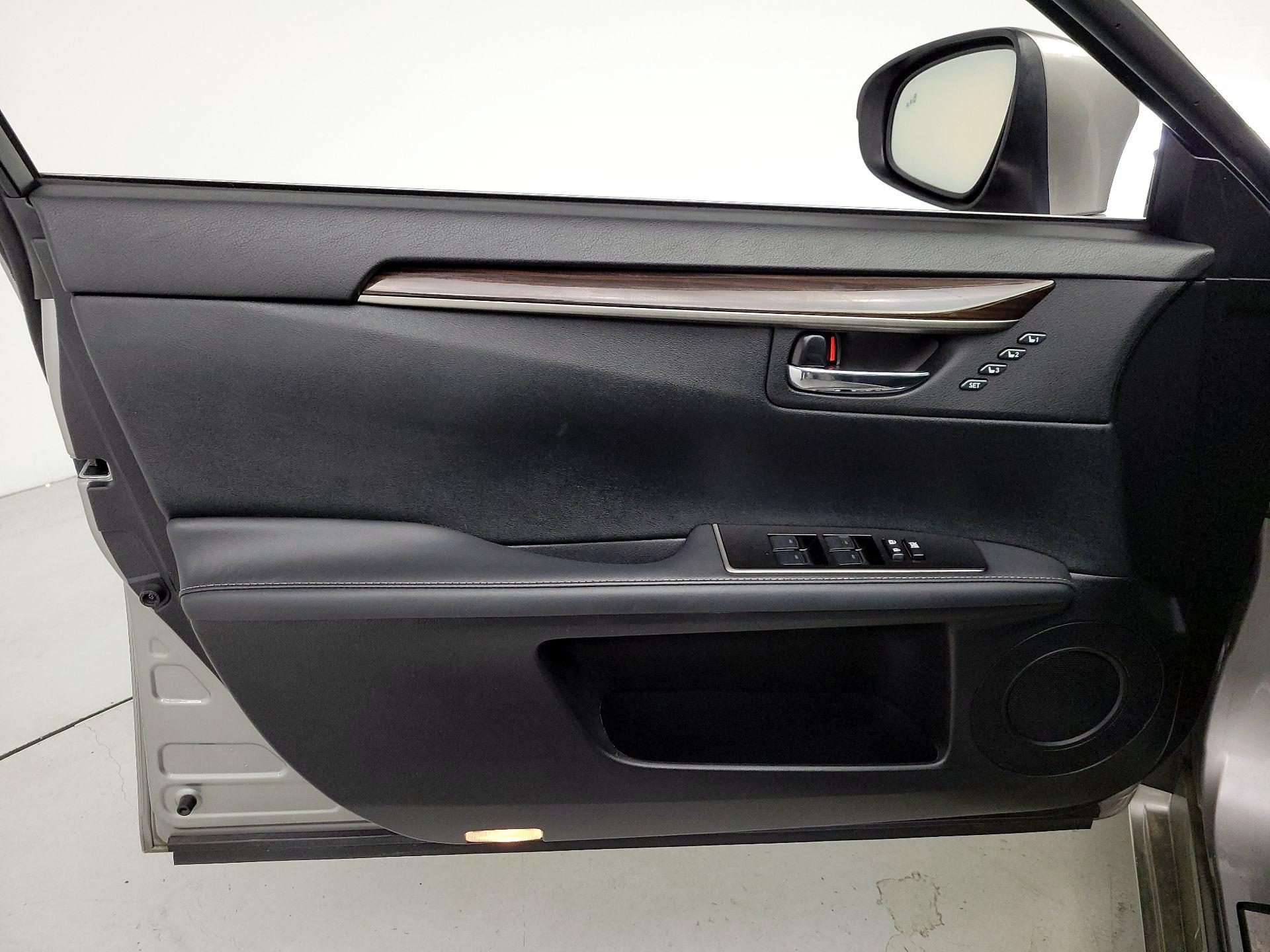 Thumbnail: 2017 Lexus ES - 12