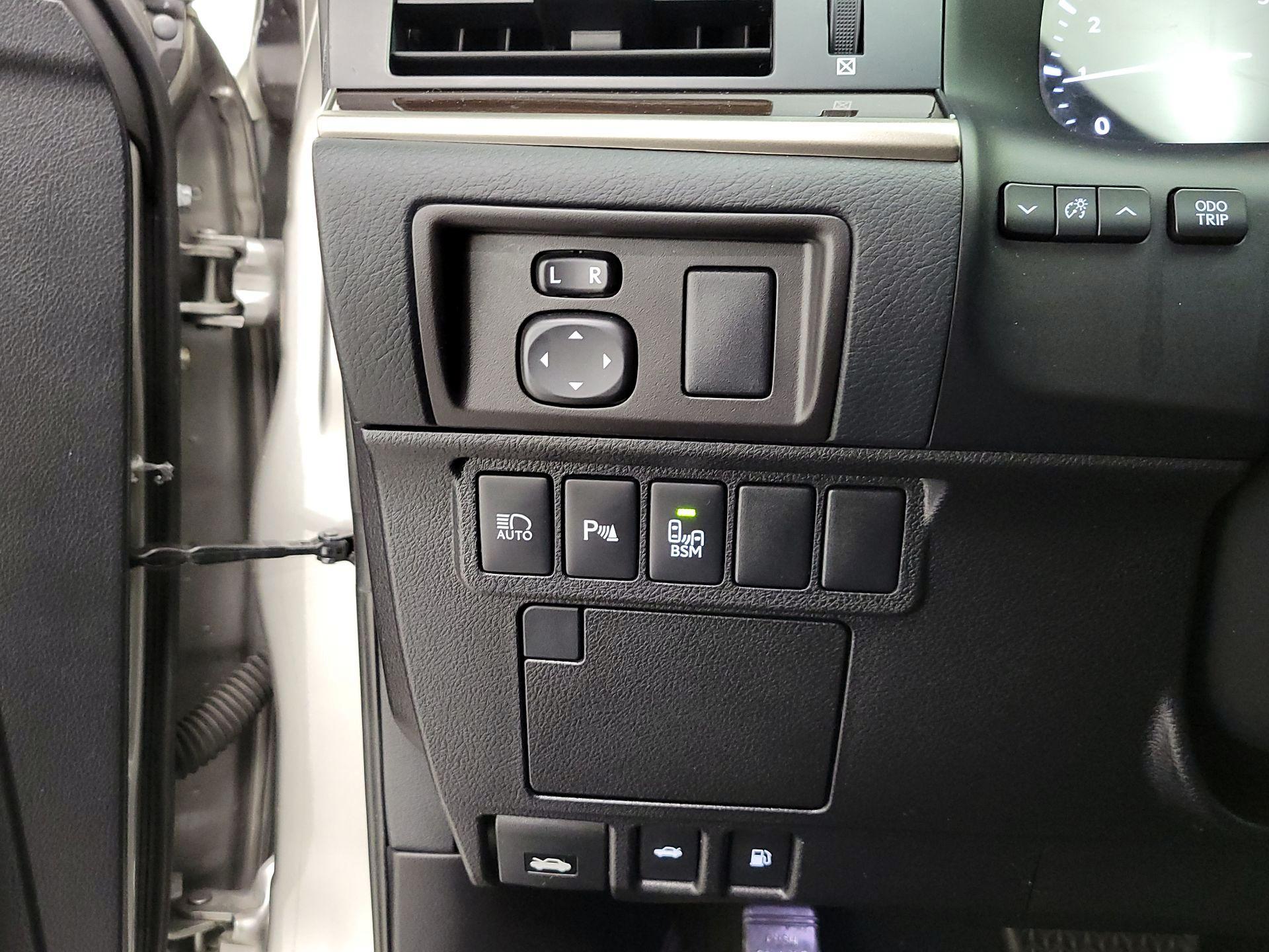 Thumbnail: 2017 Lexus ES - 13