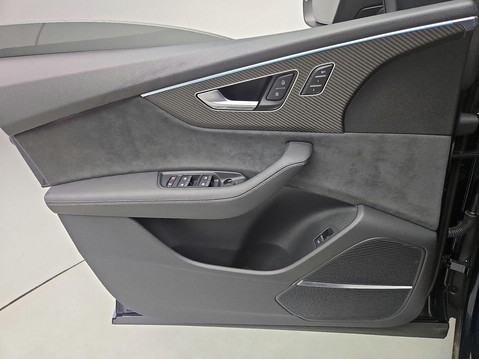 Thumbnail: 2024 Audi SQ8 - 12