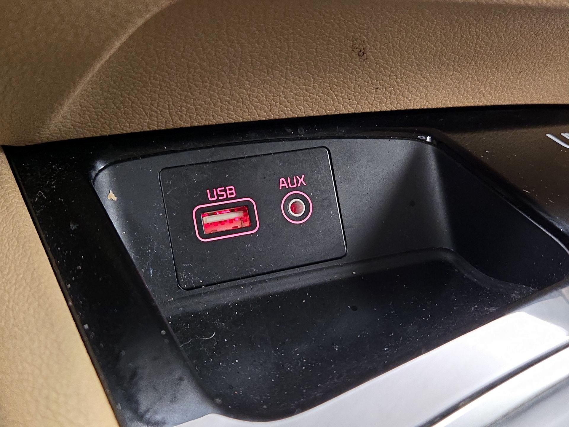 Thumbnail: 2015 Kia Sedona - 18