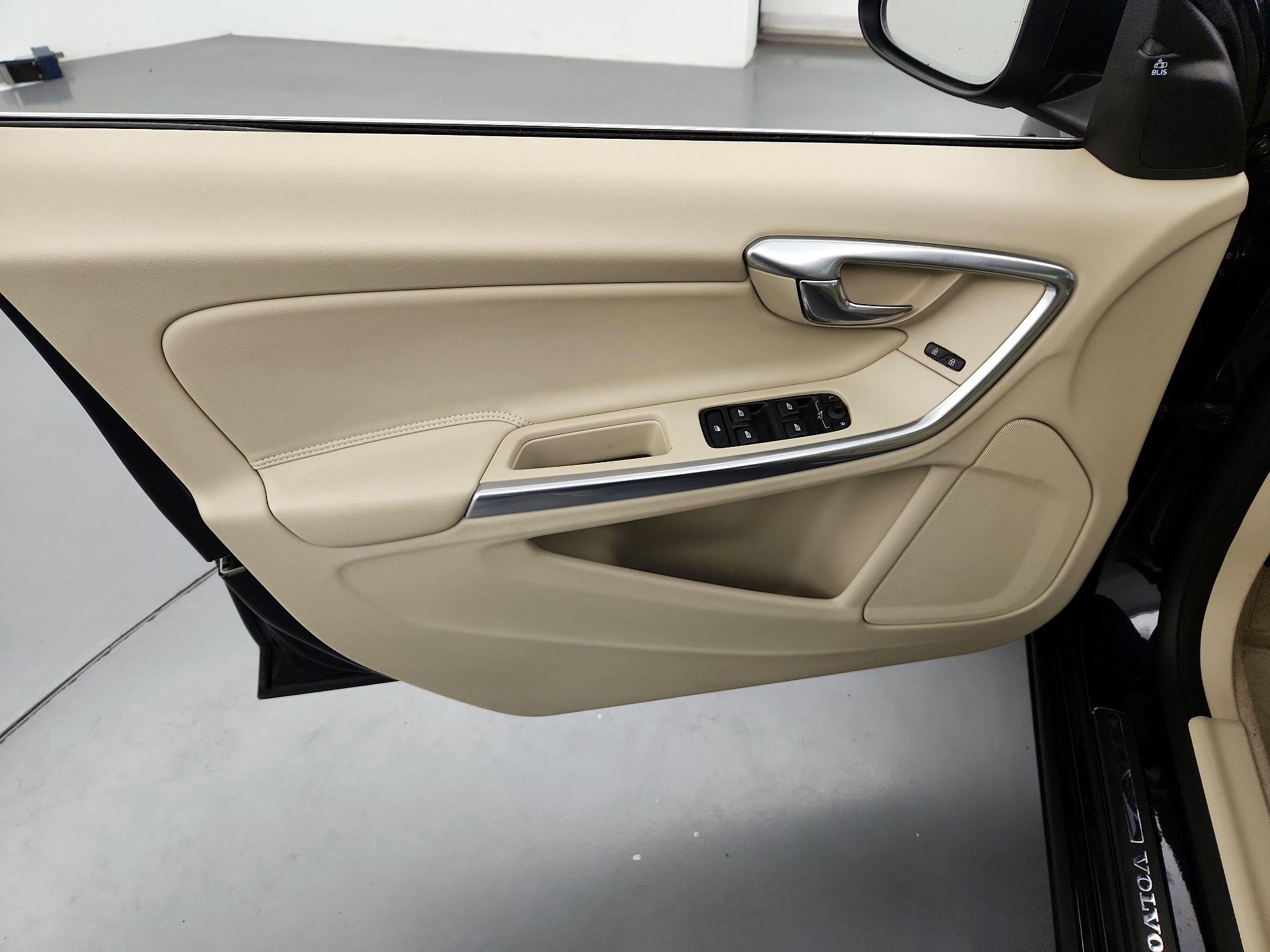 Thumbnail: 2016 Volvo V60 - 12