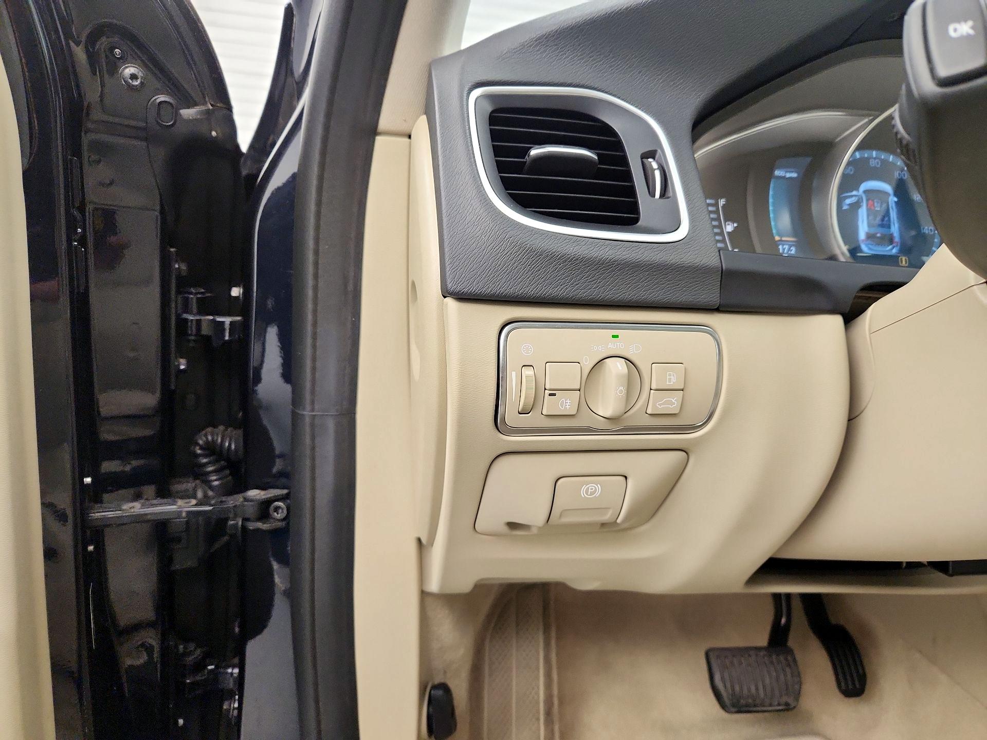 Thumbnail: 2016 Volvo V60 - 13