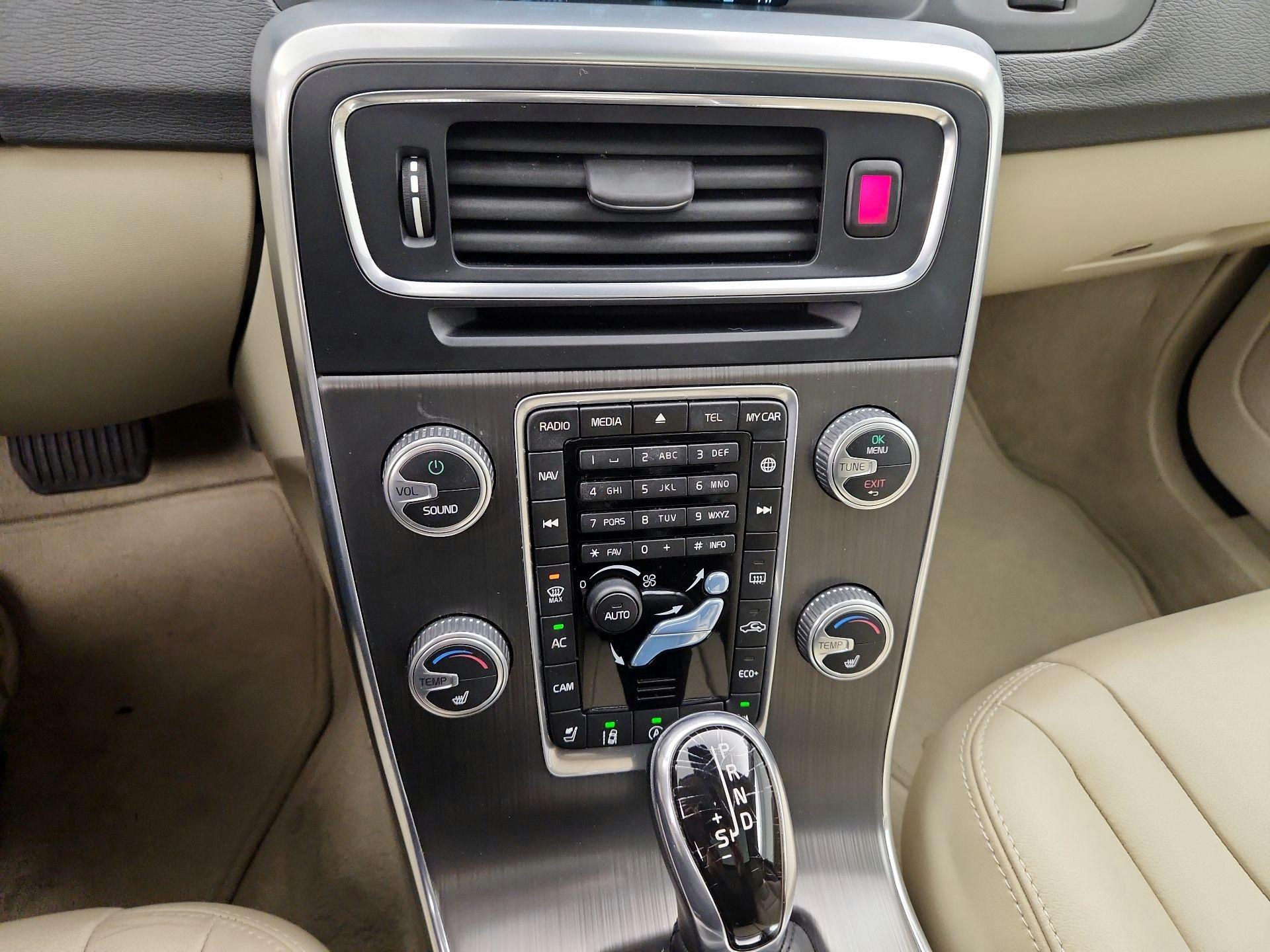 Thumbnail: 2016 Volvo V60 - 16