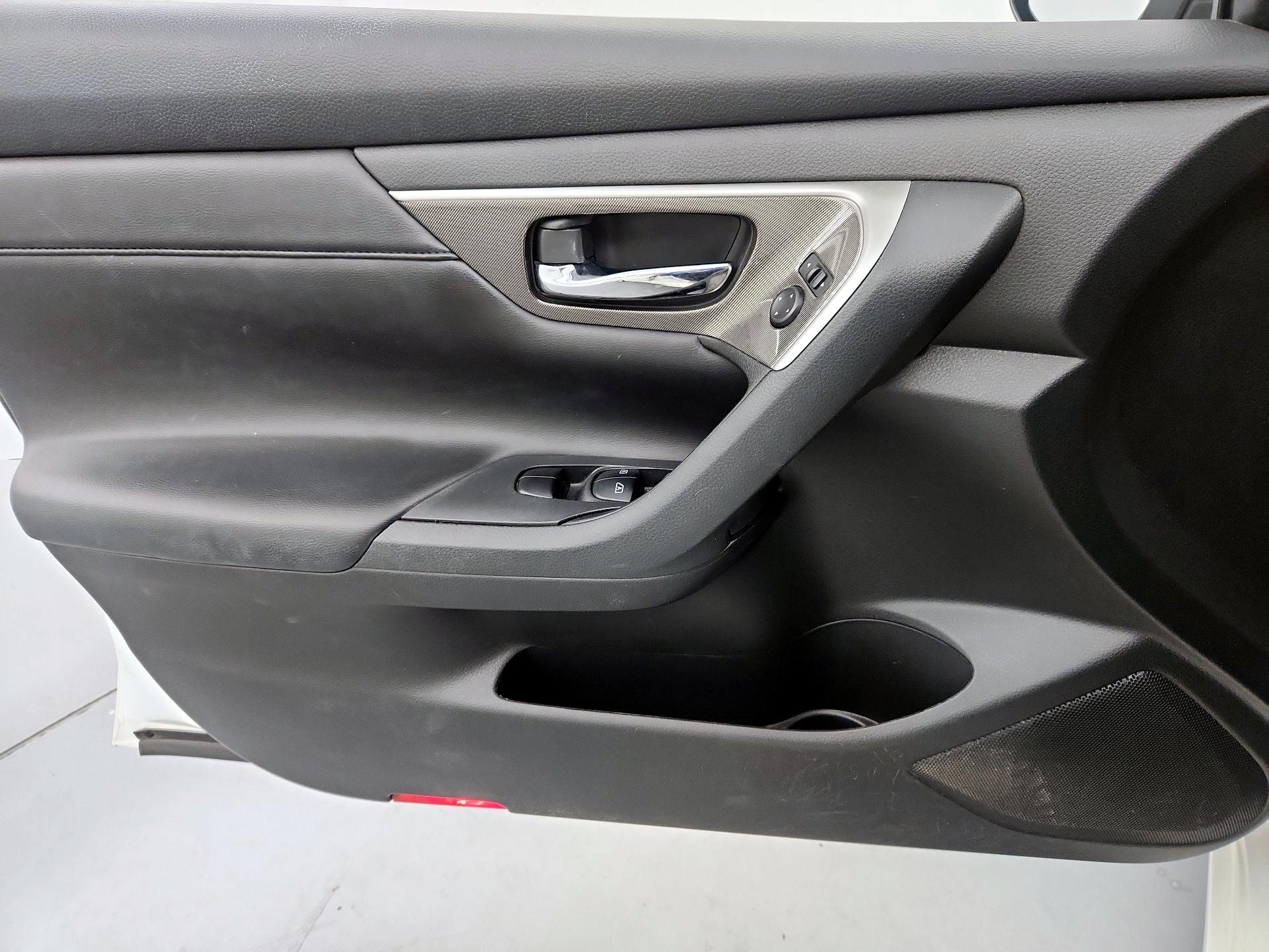 Thumbnail: 2015 Nissan Altima - 12