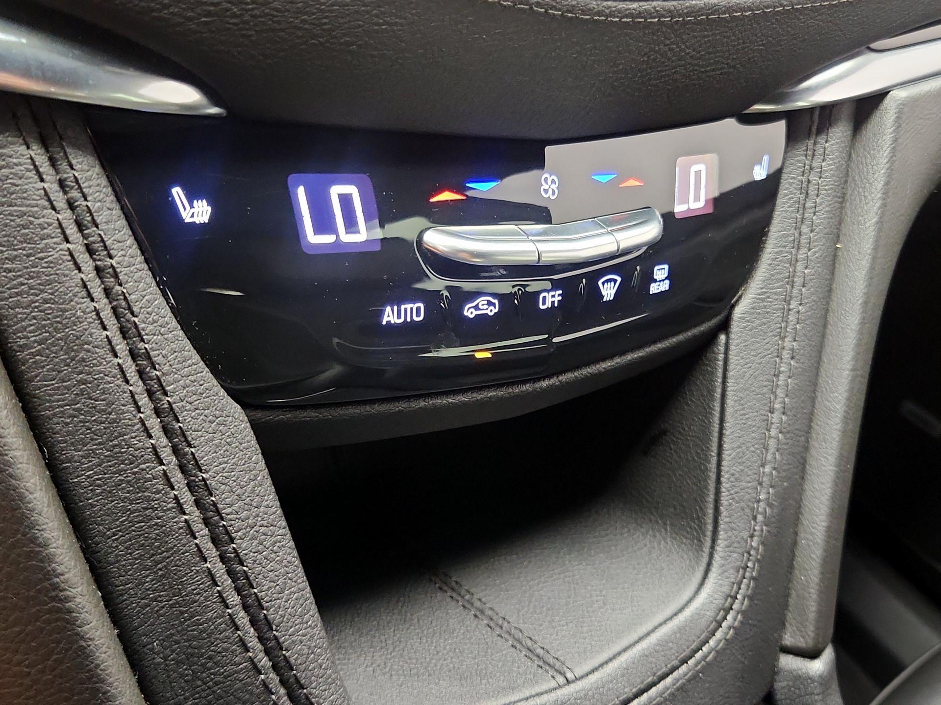 Thumbnail: 2022 Cadillac XT6 - 16