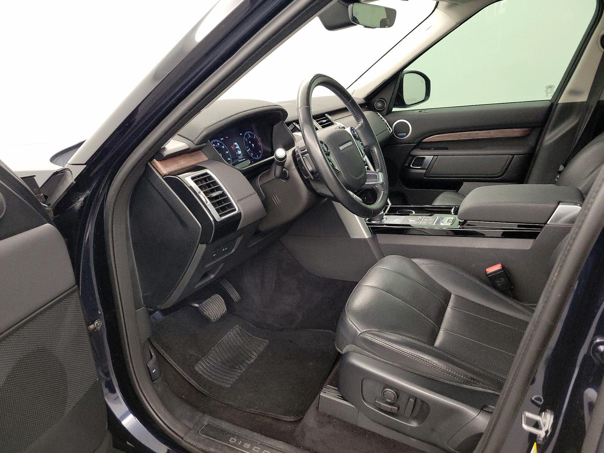 Thumbnail: 2020 Land Rover Discovery - 11