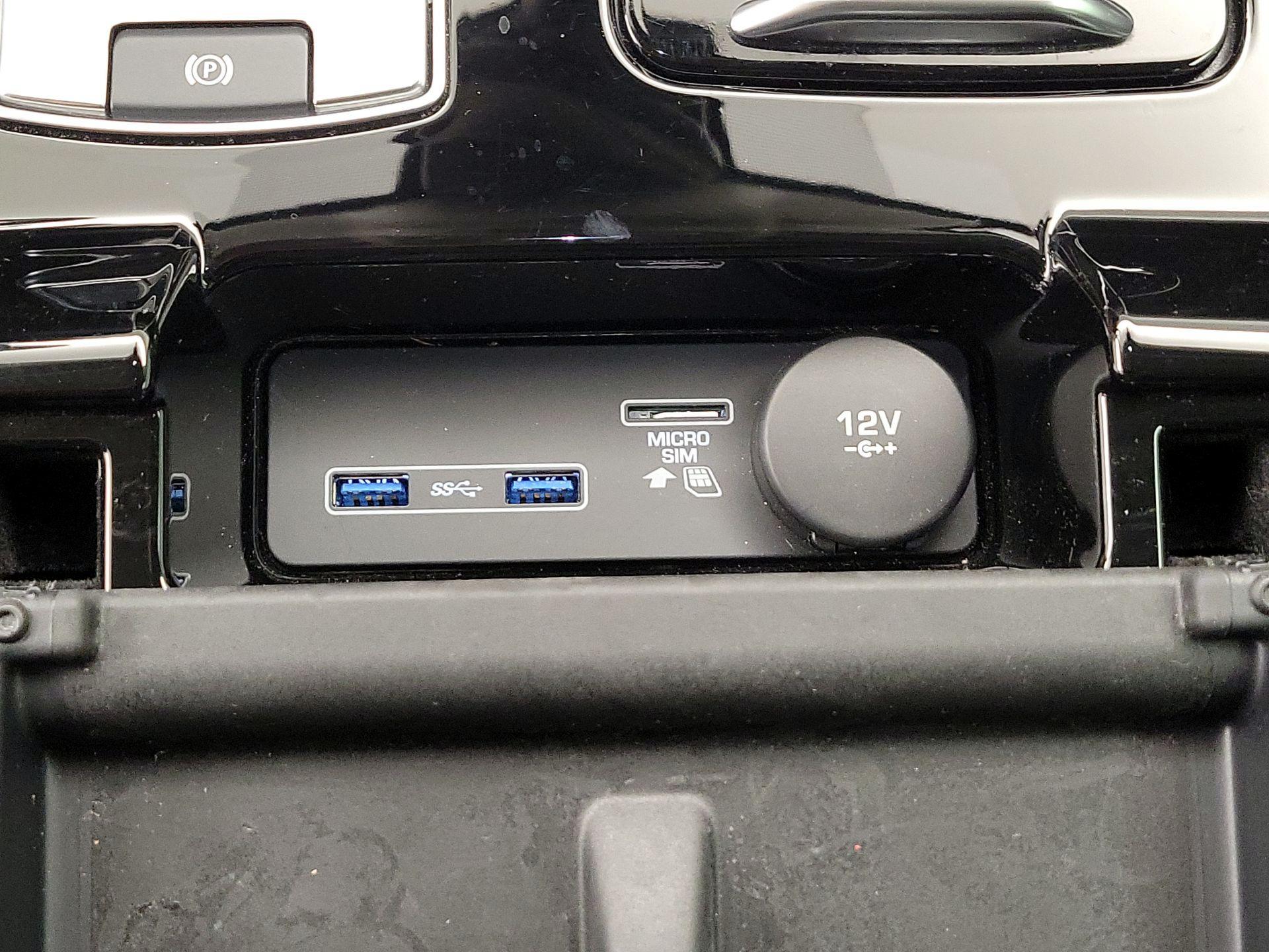 Thumbnail: 2020 Land Rover Discovery - 19