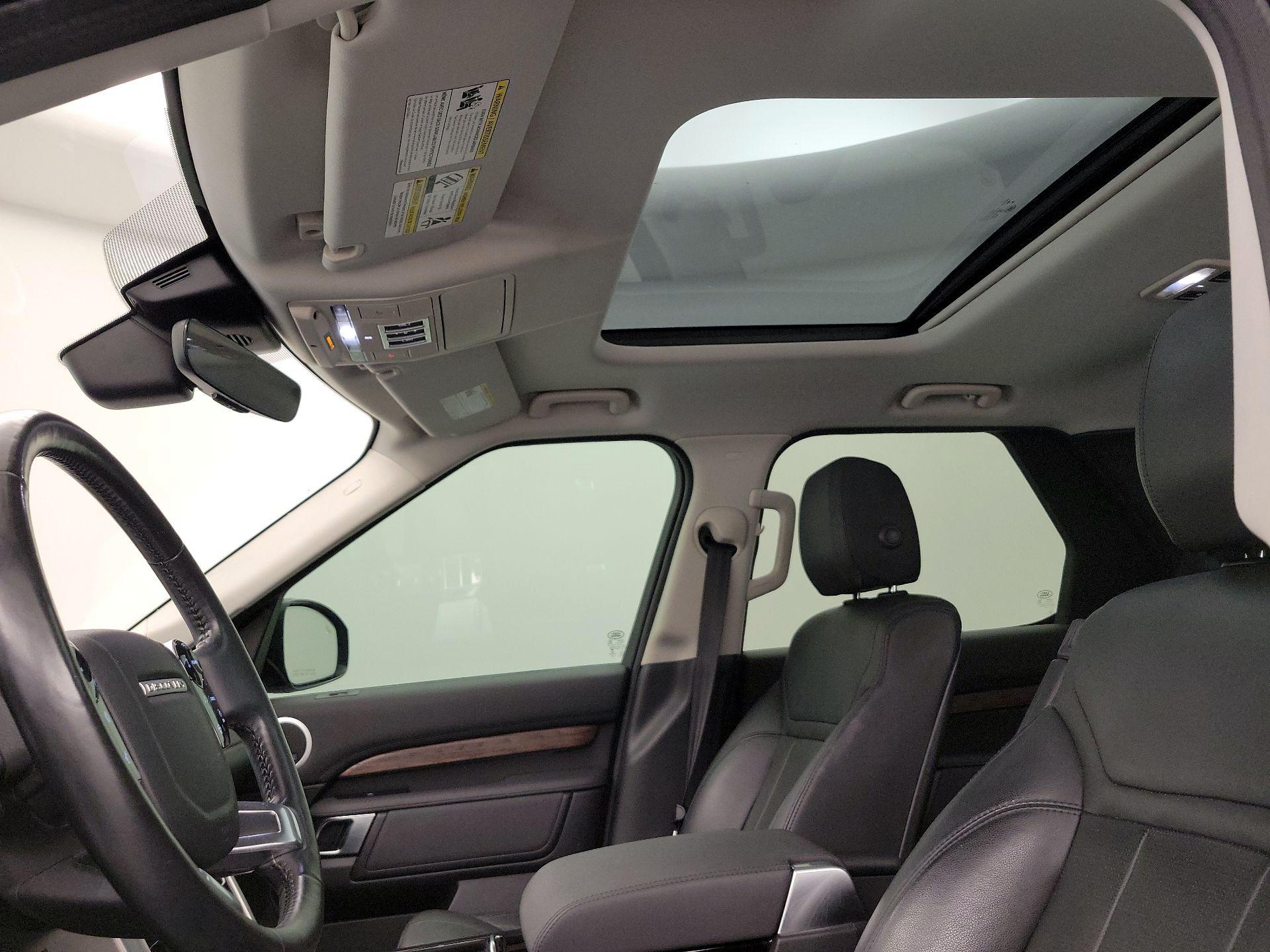 Thumbnail: 2020 Land Rover Discovery - 20