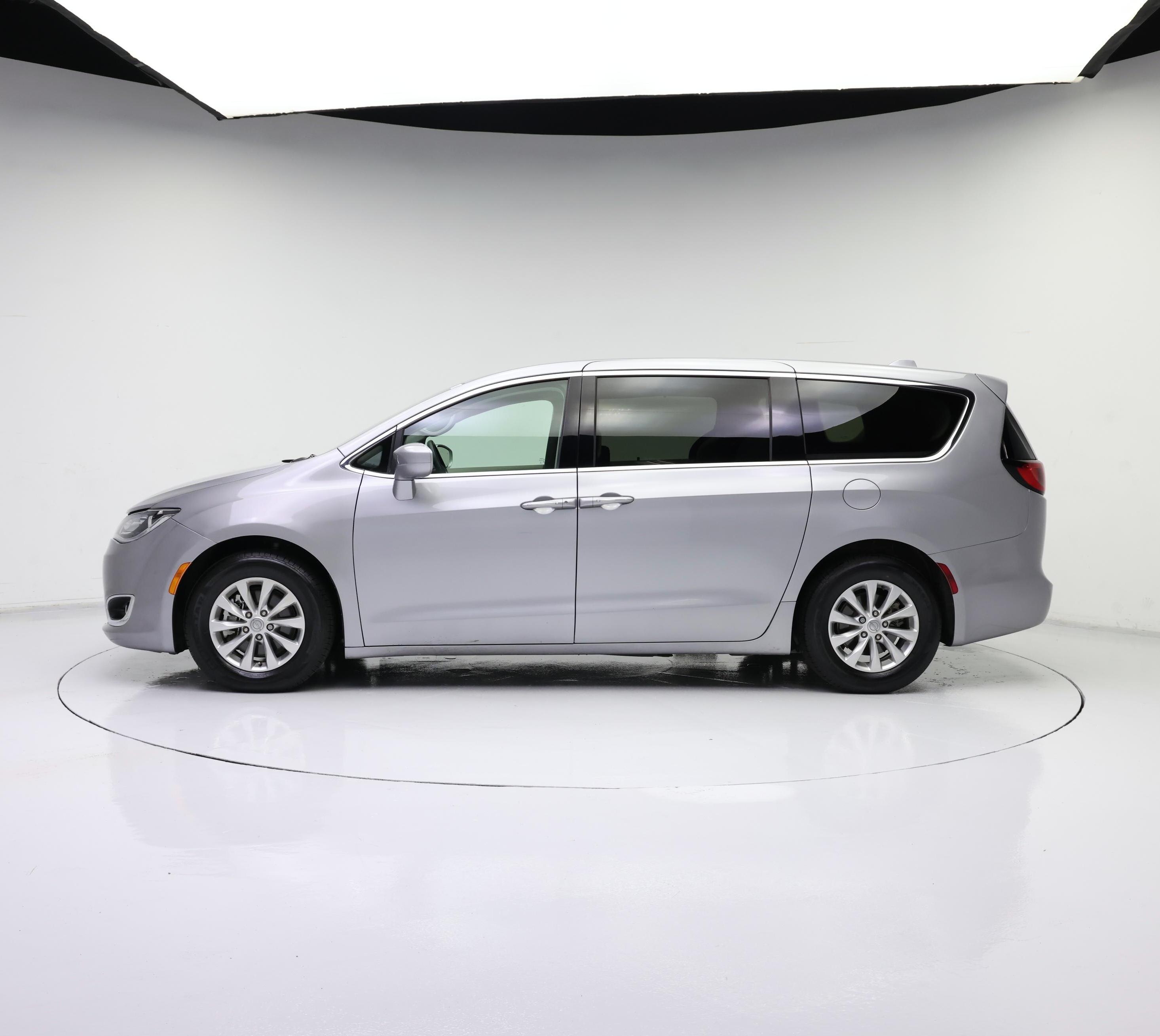 Thumbnail: 2018 Chrysler Pacifica - 3