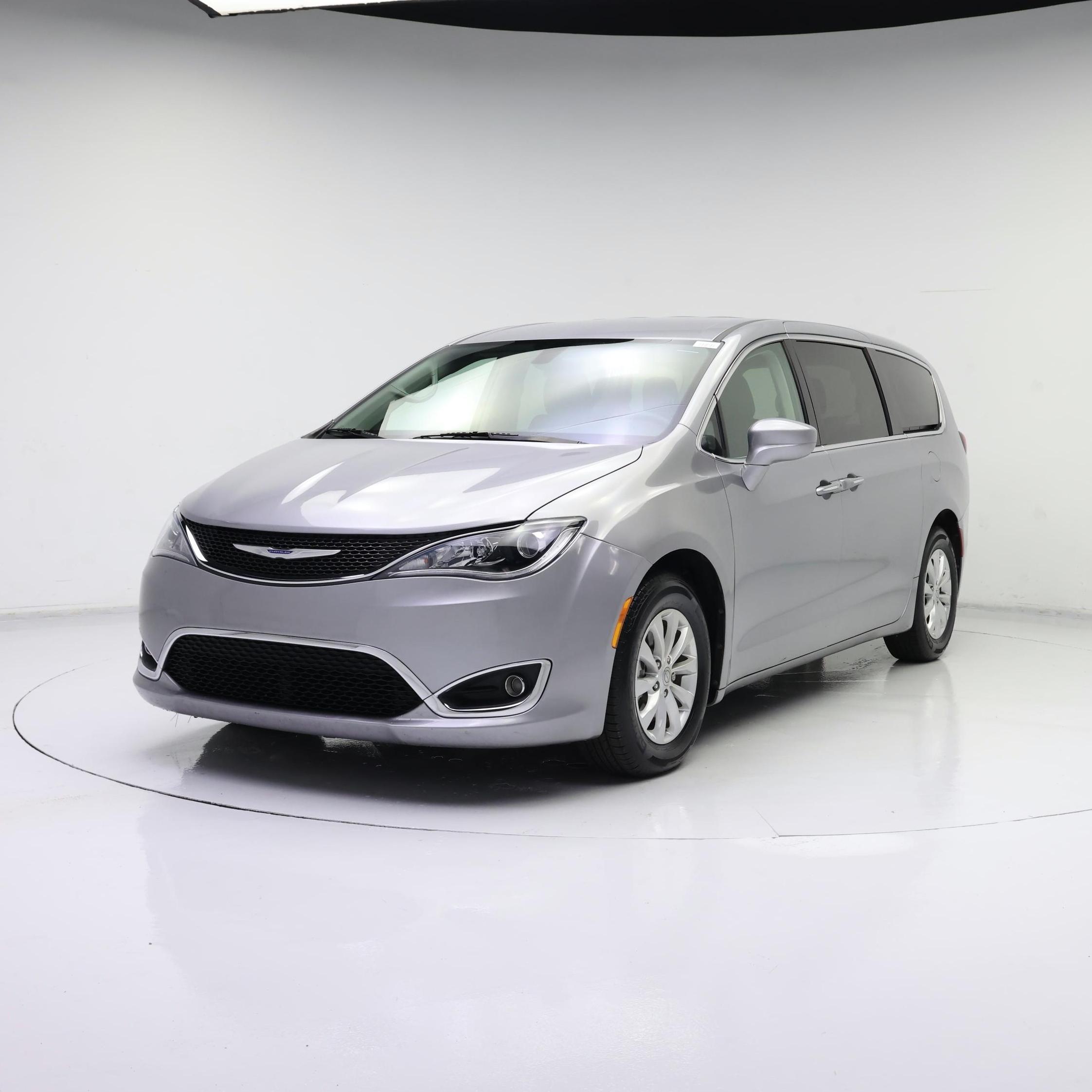 Thumbnail: 2018 Chrysler Pacifica - 4