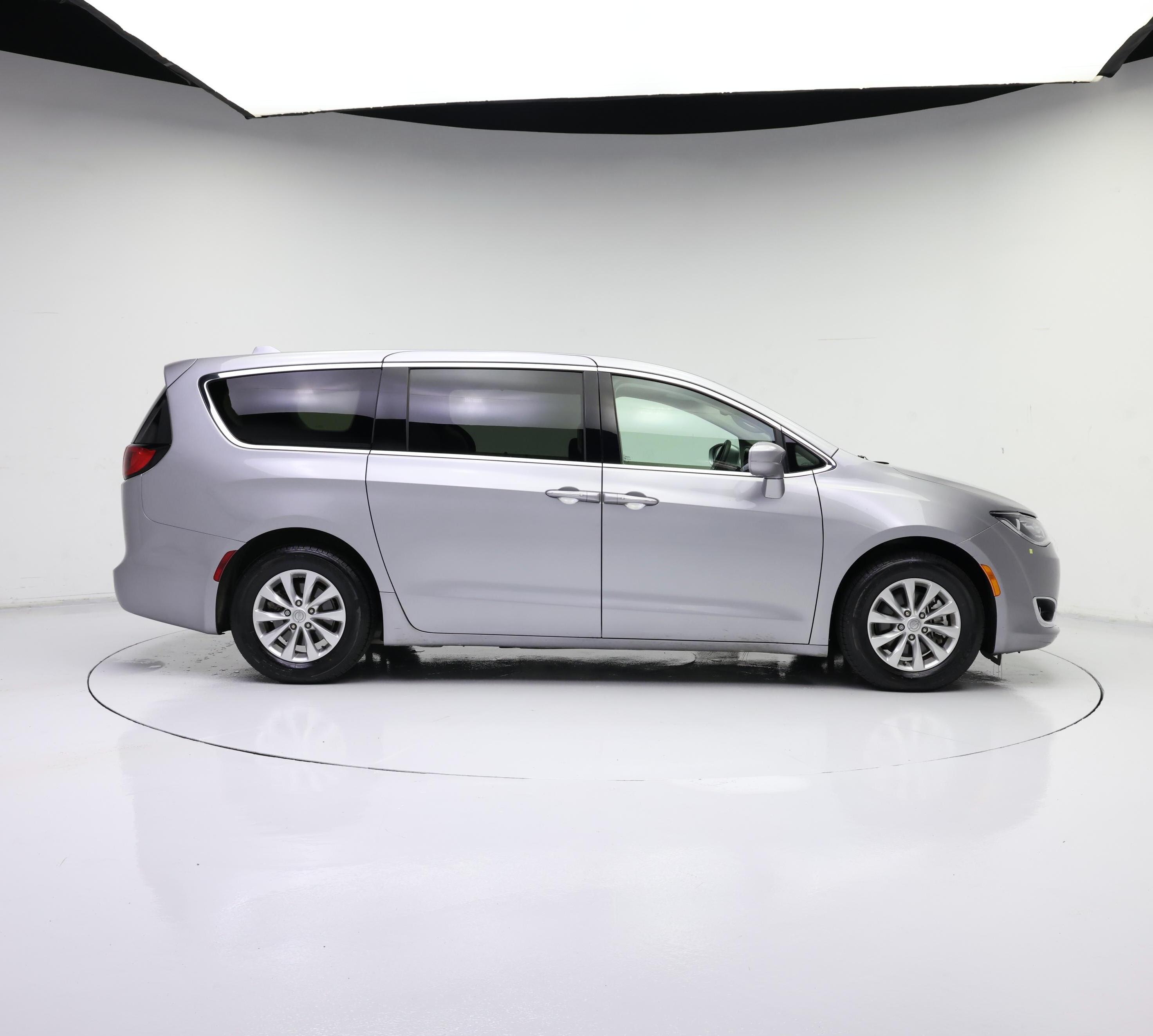 Thumbnail: 2018 Chrysler Pacifica - 7
