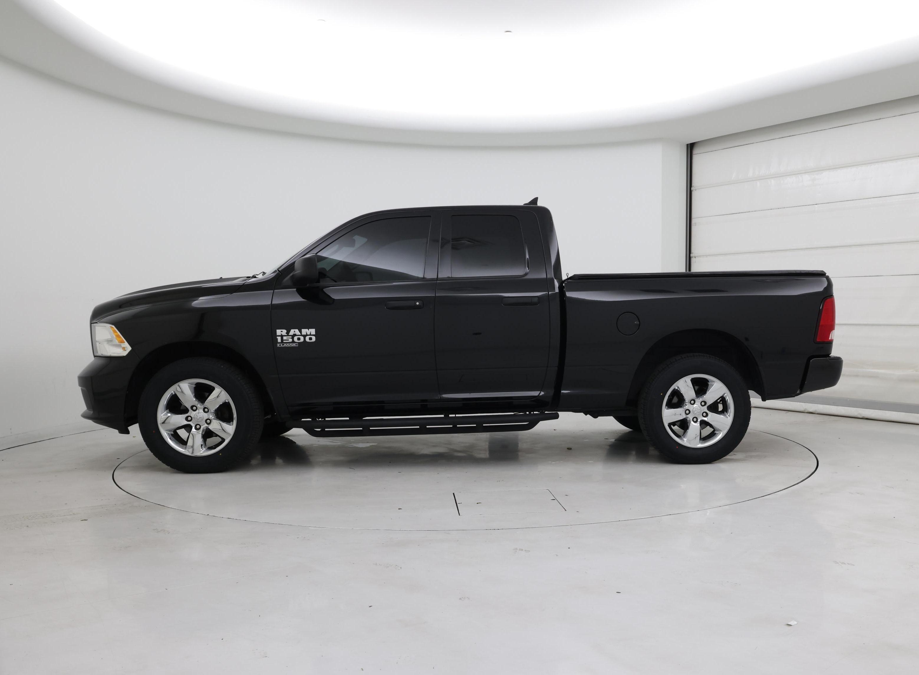 Thumbnail: 2019 RAM 1500 Classic - 3
