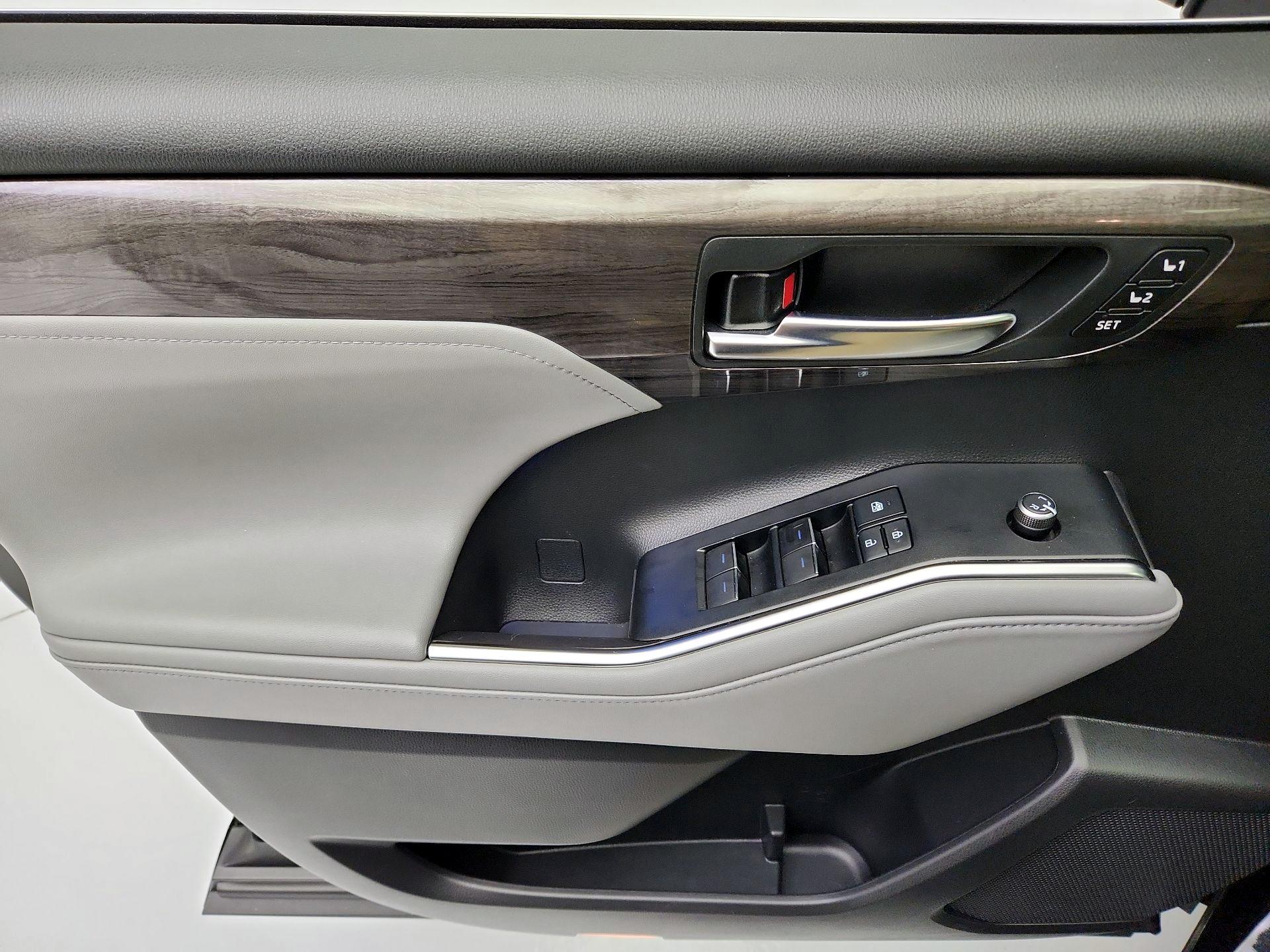 Thumbnail: 2021 Toyota Highlander - 12