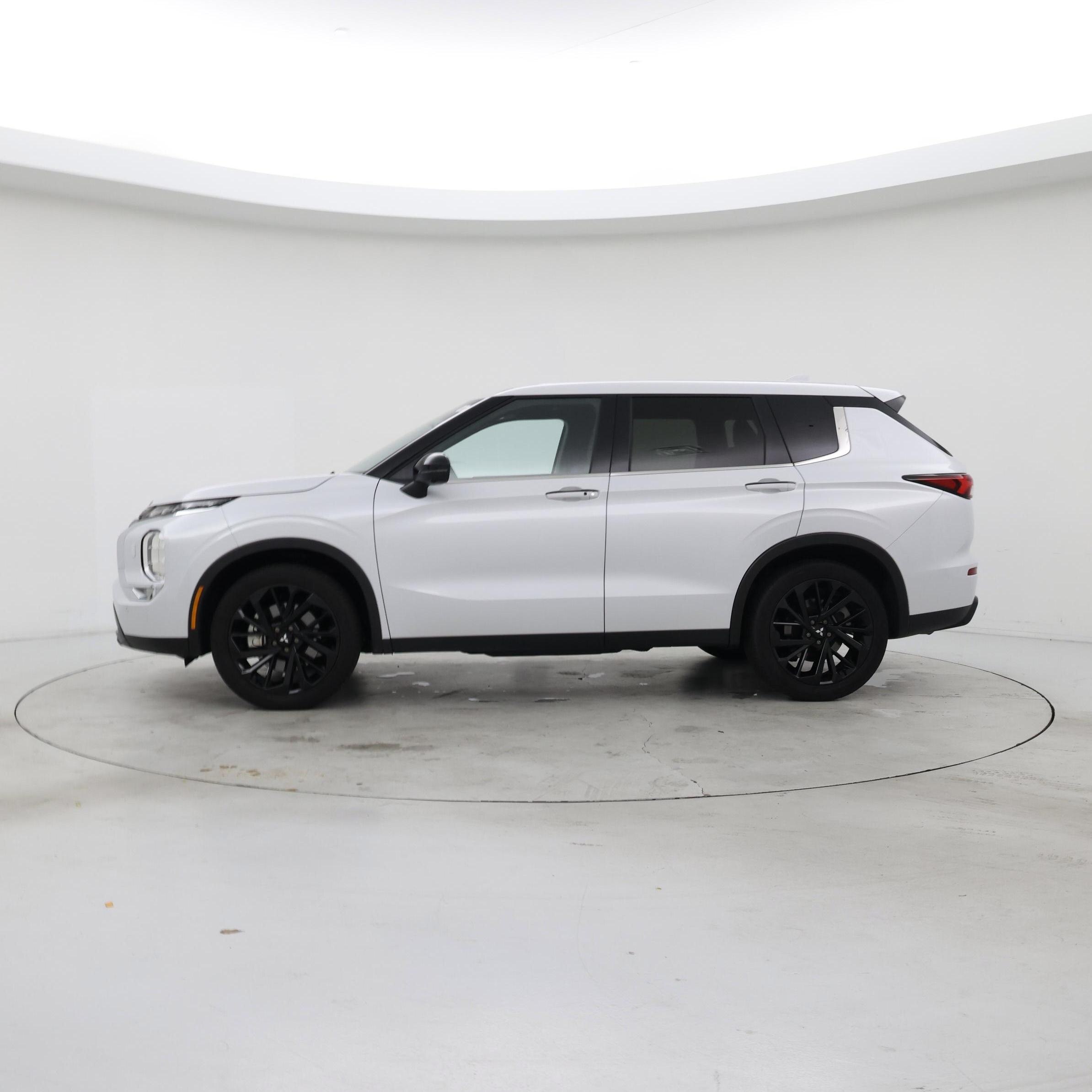 Thumbnail: 2024 Mitsubishi Outlander - 3