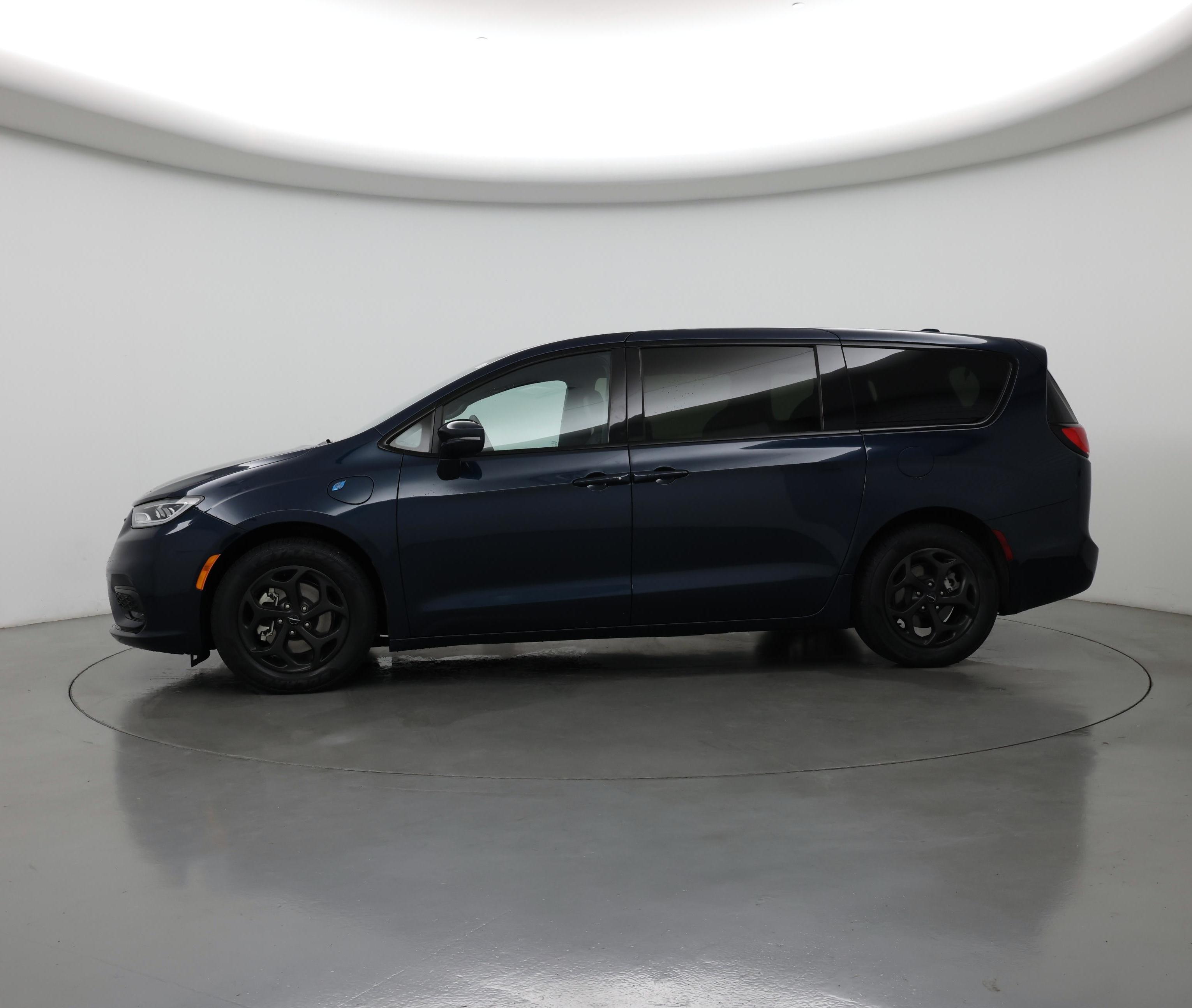 Thumbnail: 2022 Chrysler Pacifica - 3