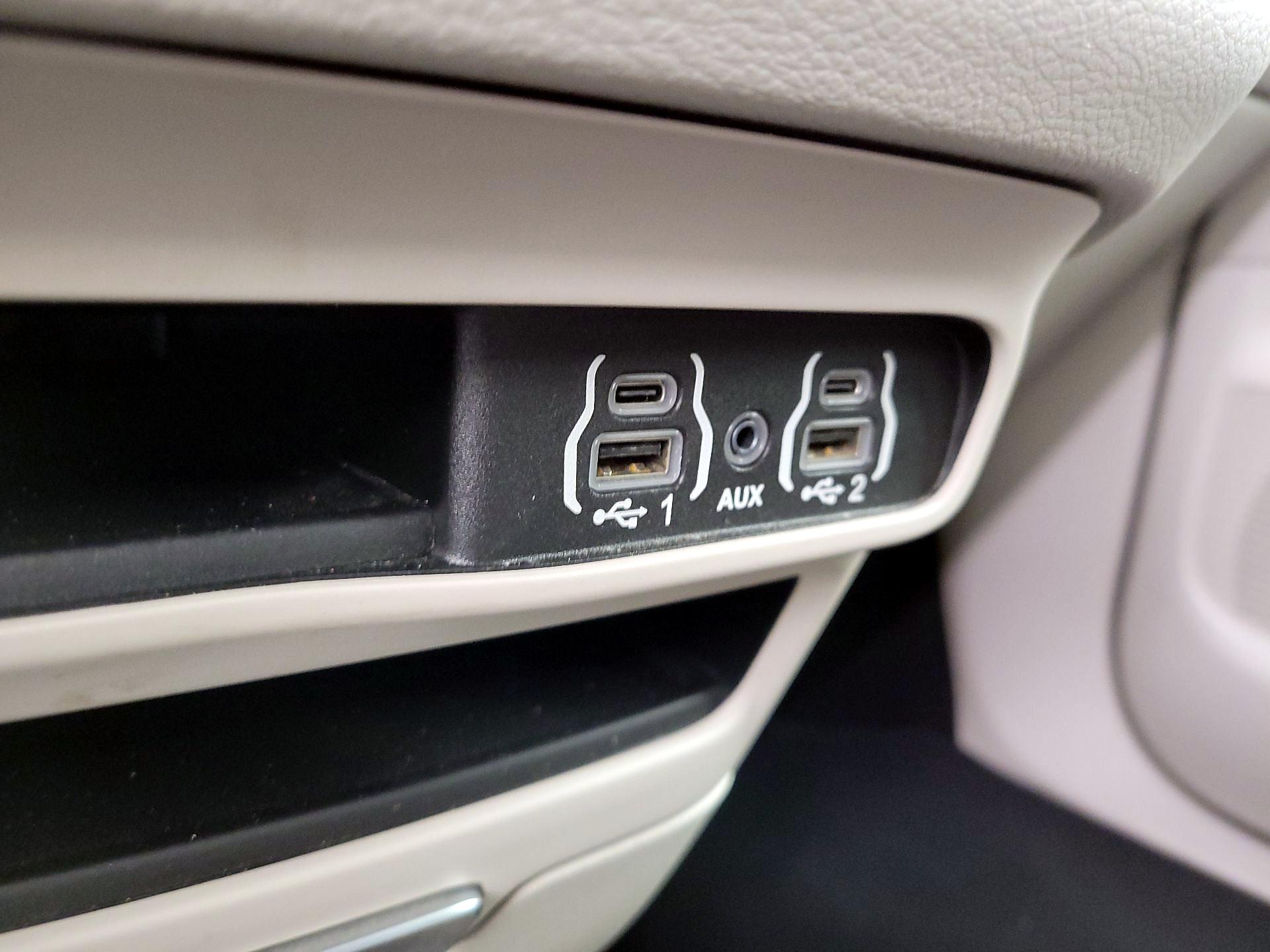 Thumbnail: 2023 Chrysler Pacifica - 18