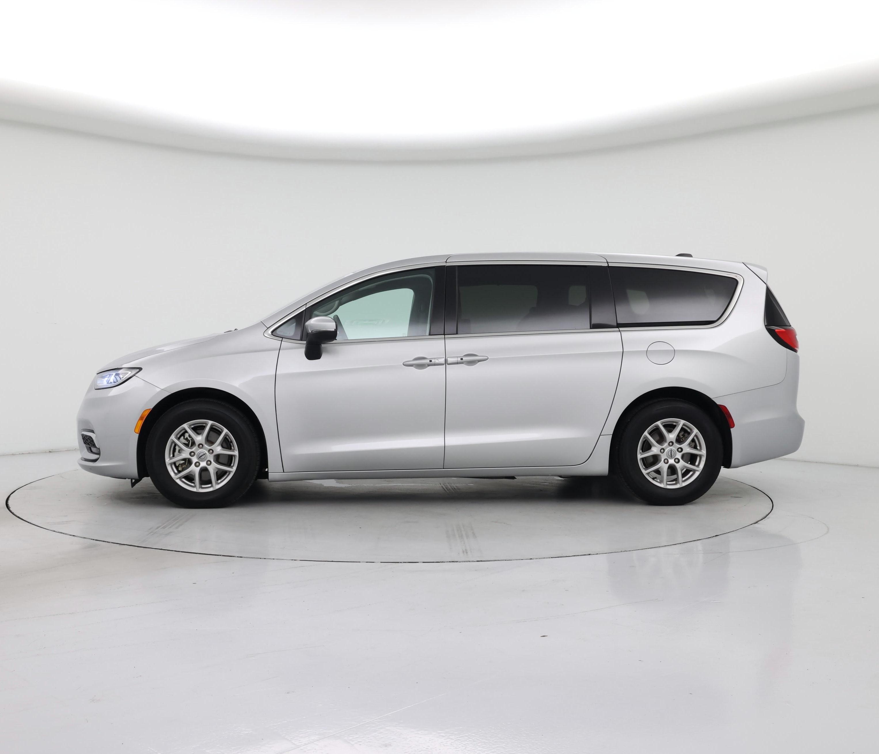 Thumbnail: 2023 Chrysler Pacifica - 3