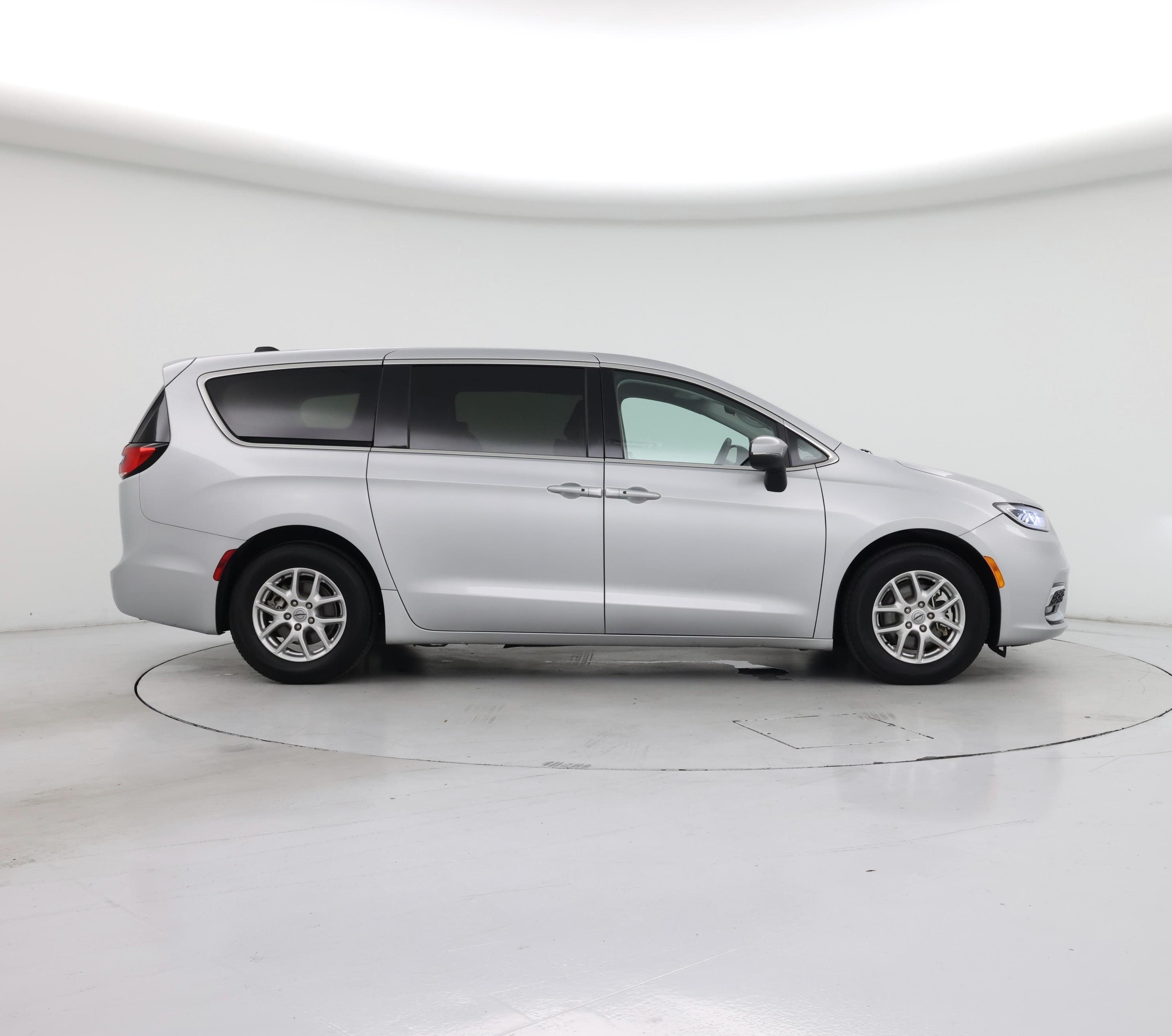 Thumbnail: 2023 Chrysler Pacifica - 7