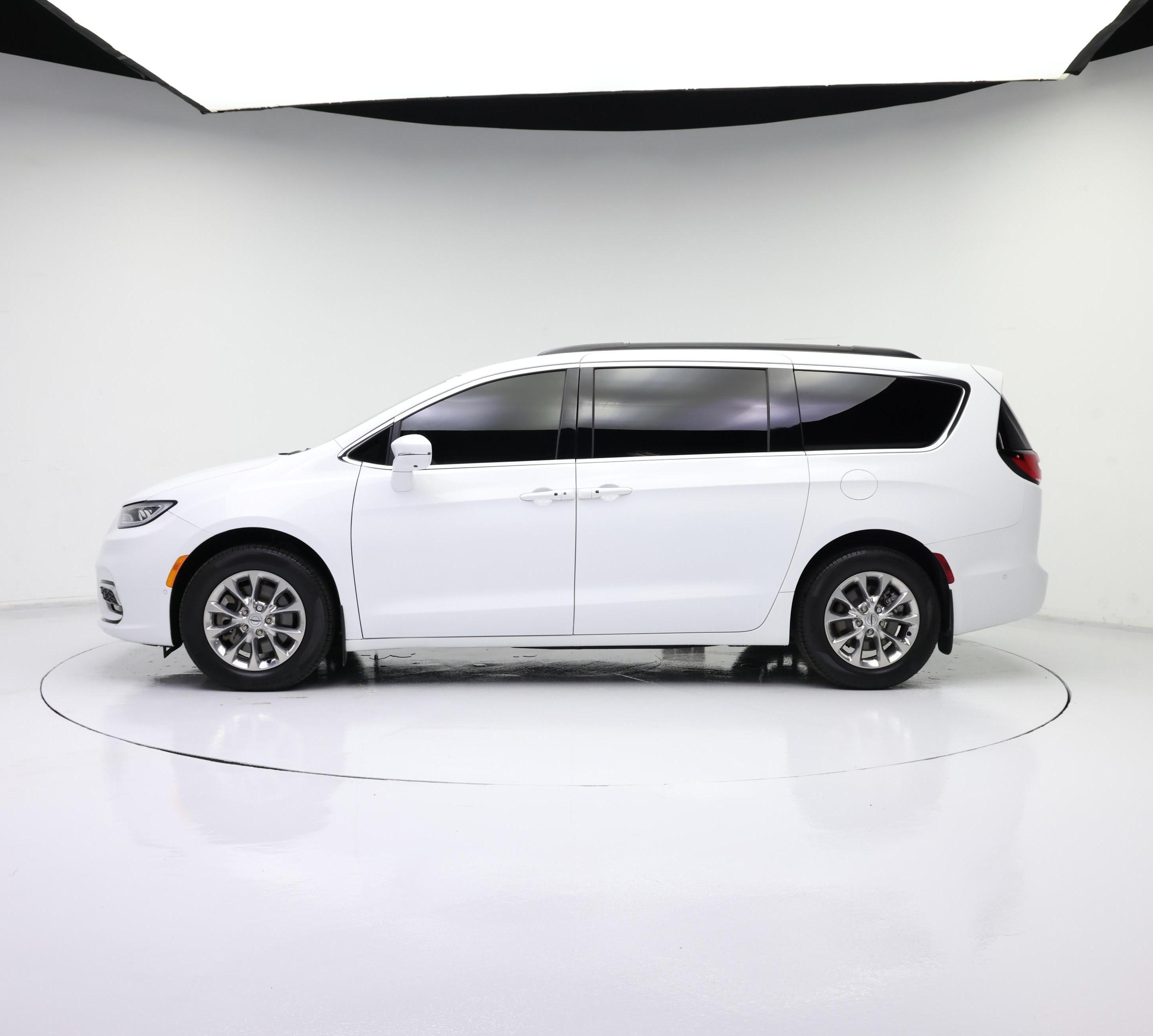 Thumbnail: 2022 Chrysler Pacifica - 3