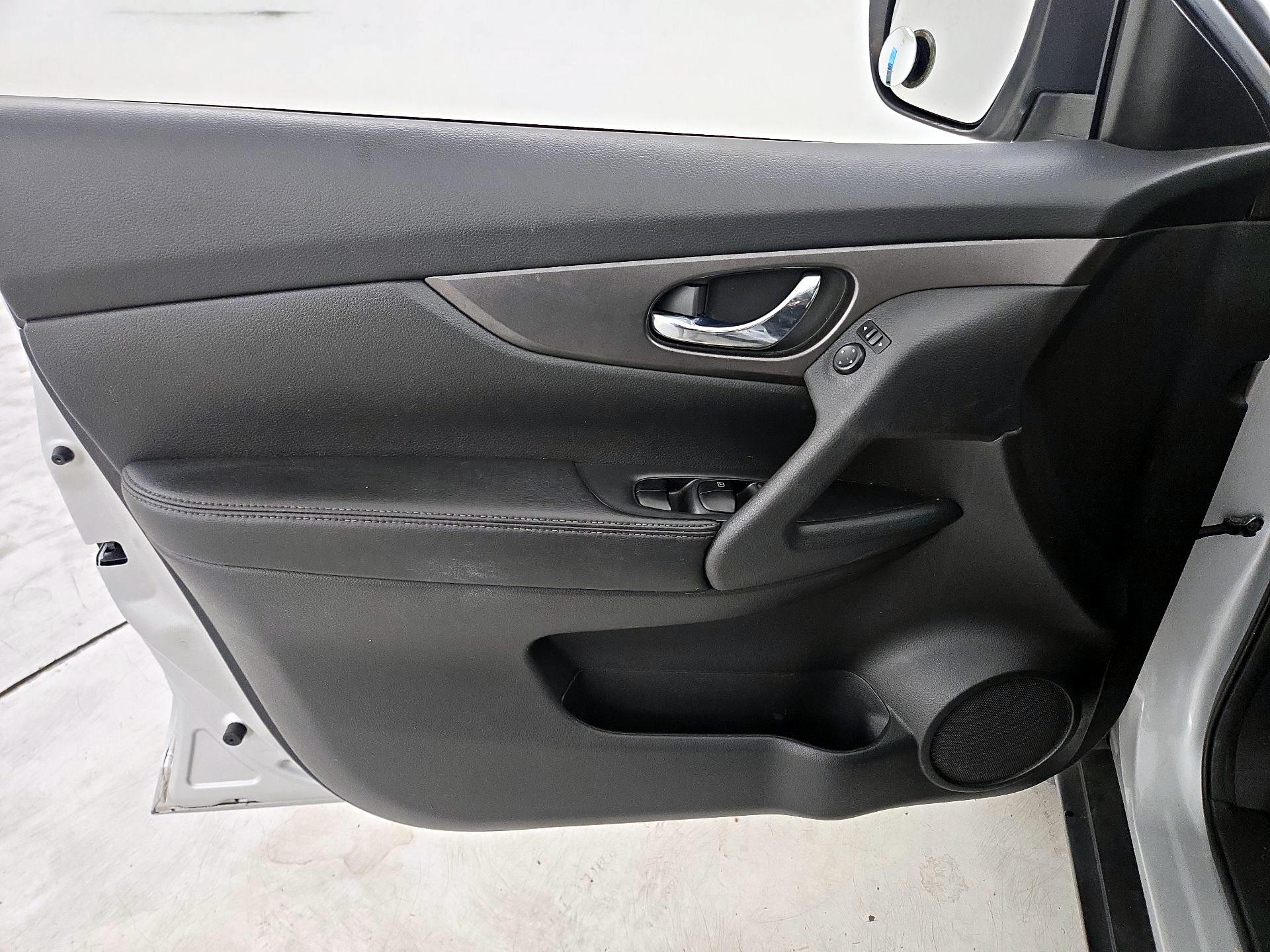 Thumbnail: 2015 Nissan Rogue - 12
