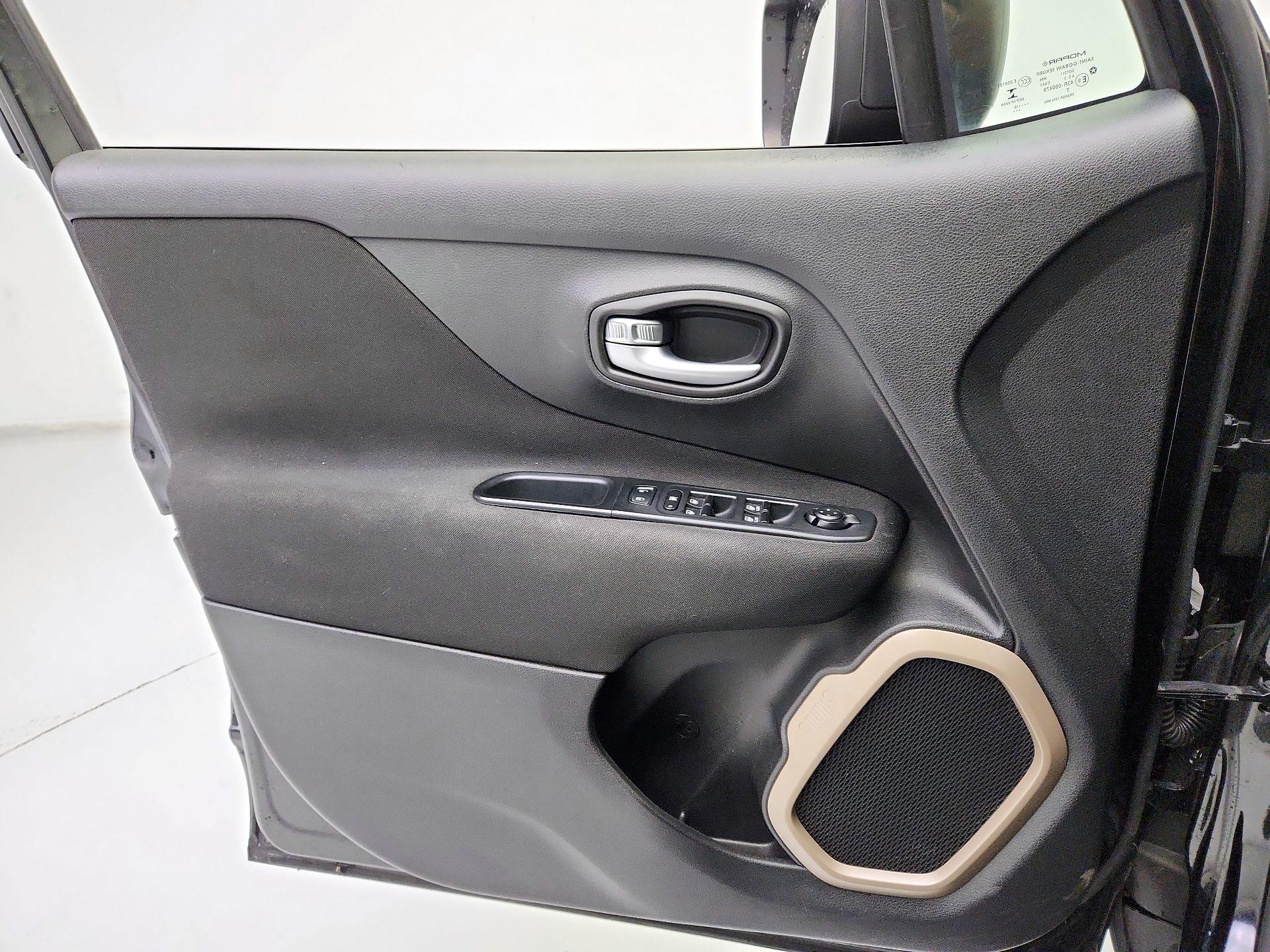 Thumbnail: 2016 Jeep Renegade - 12