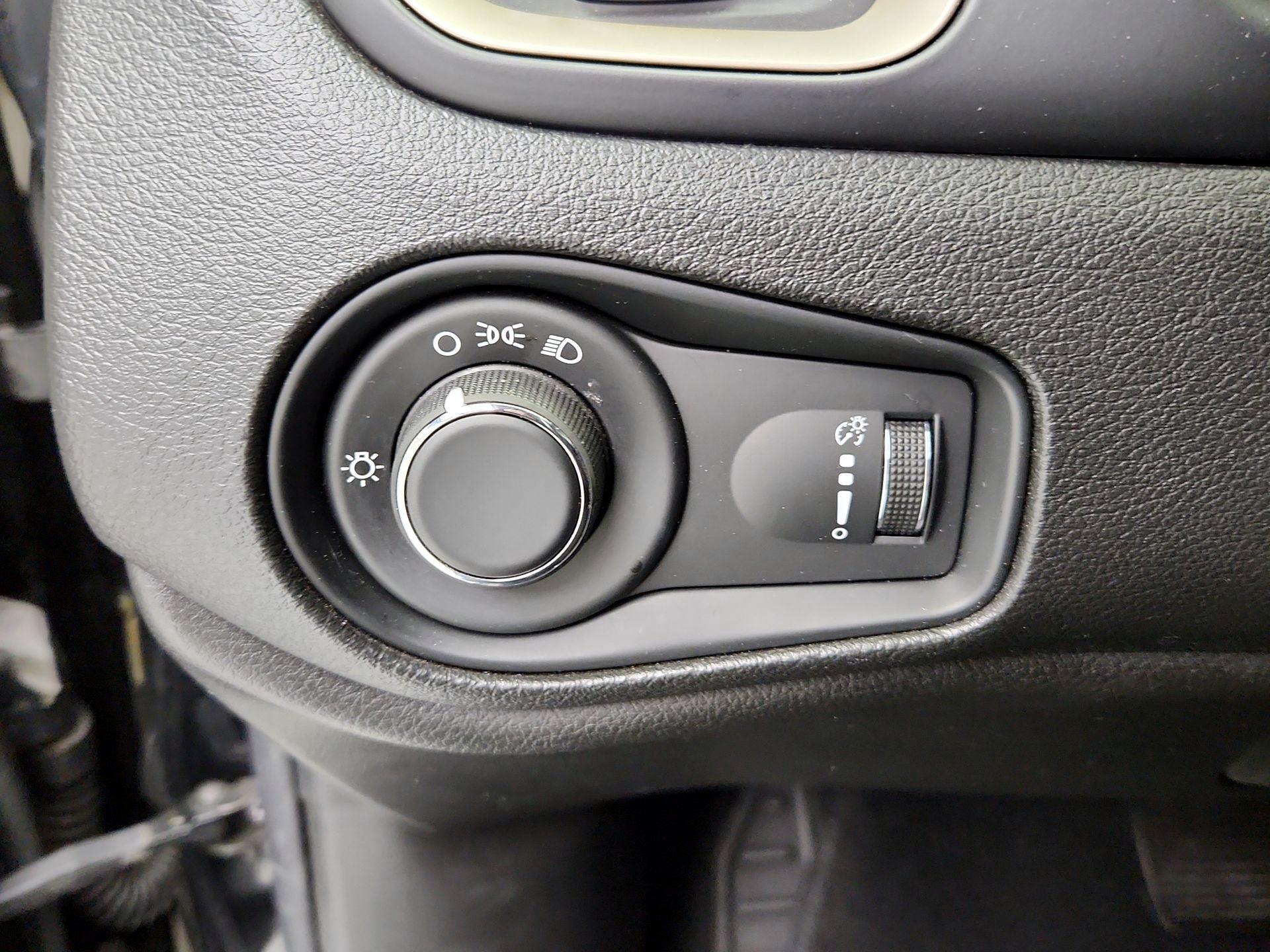 Thumbnail: 2016 Jeep Renegade - 13