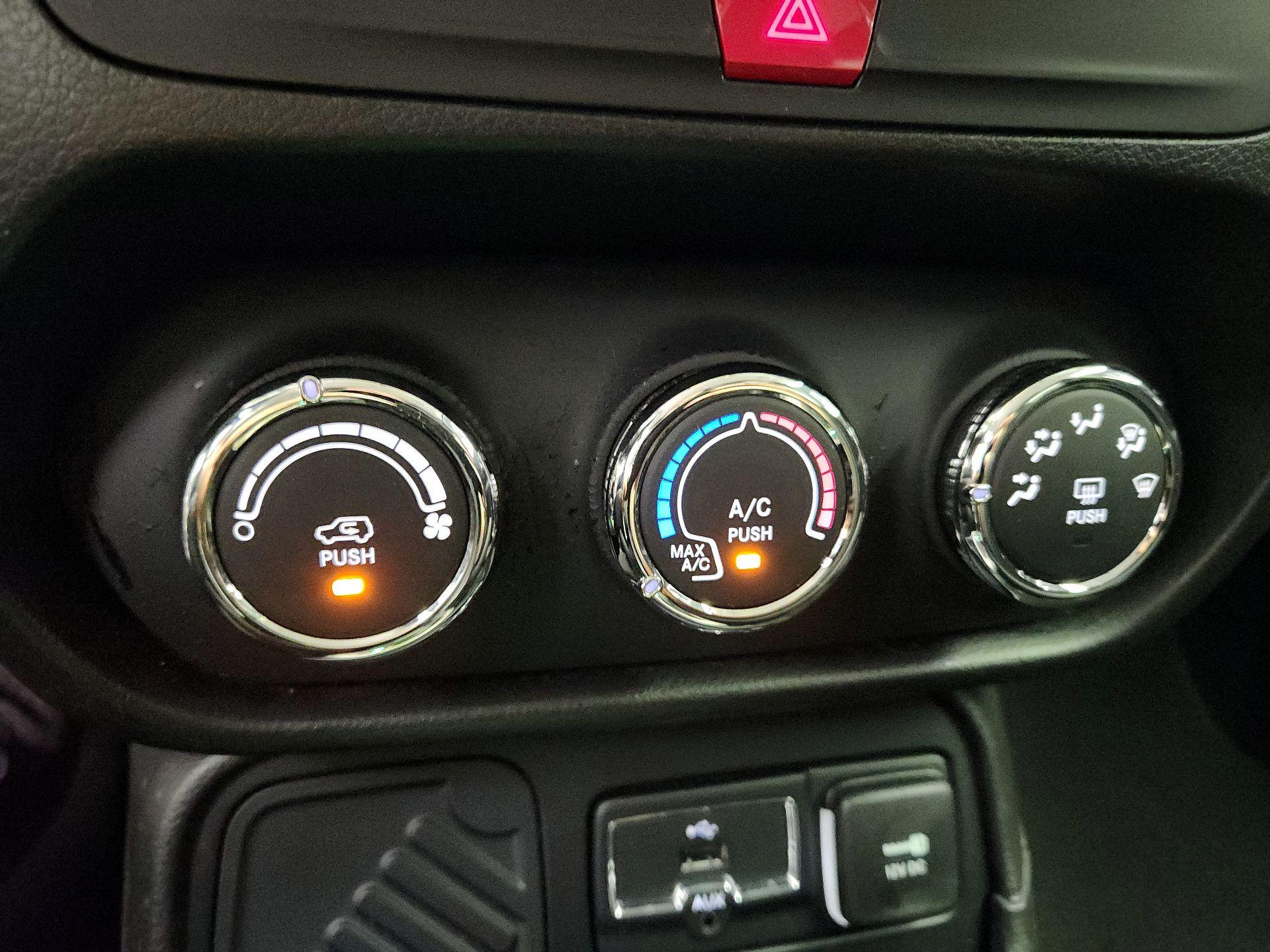 Thumbnail: 2016 Jeep Renegade - 17