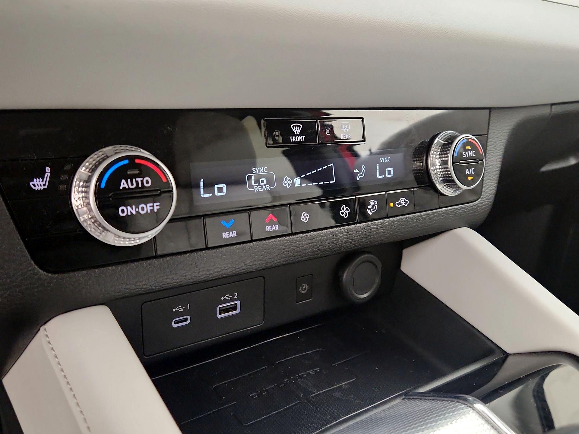 Thumbnail: 2024 Mitsubishi Outlander - 17