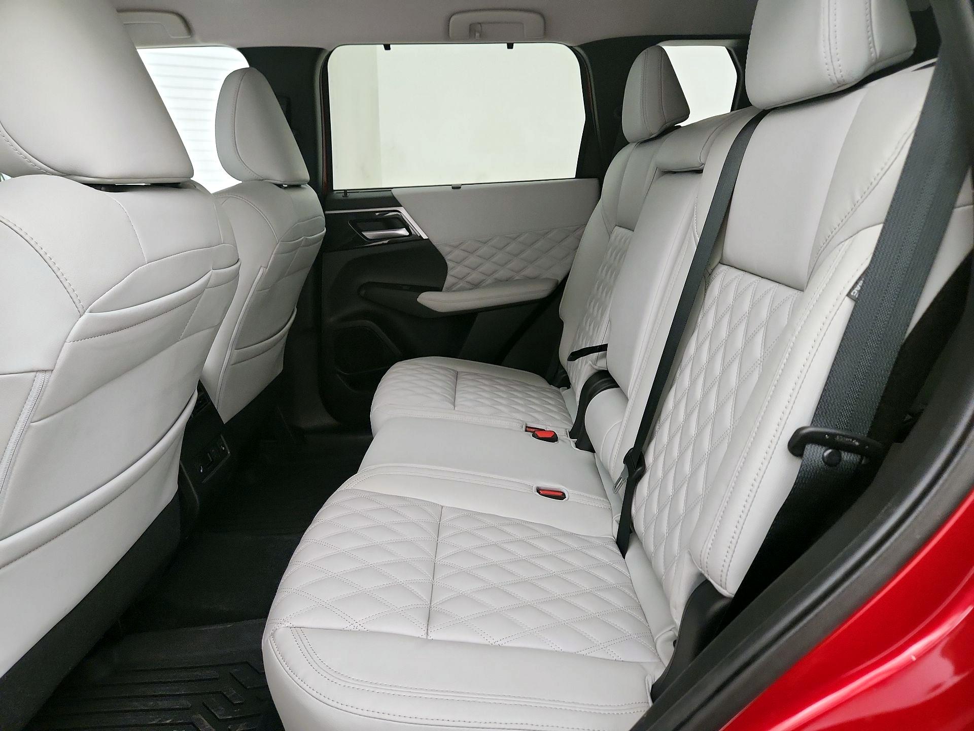 Thumbnail: 2024 Mitsubishi Outlander - 20