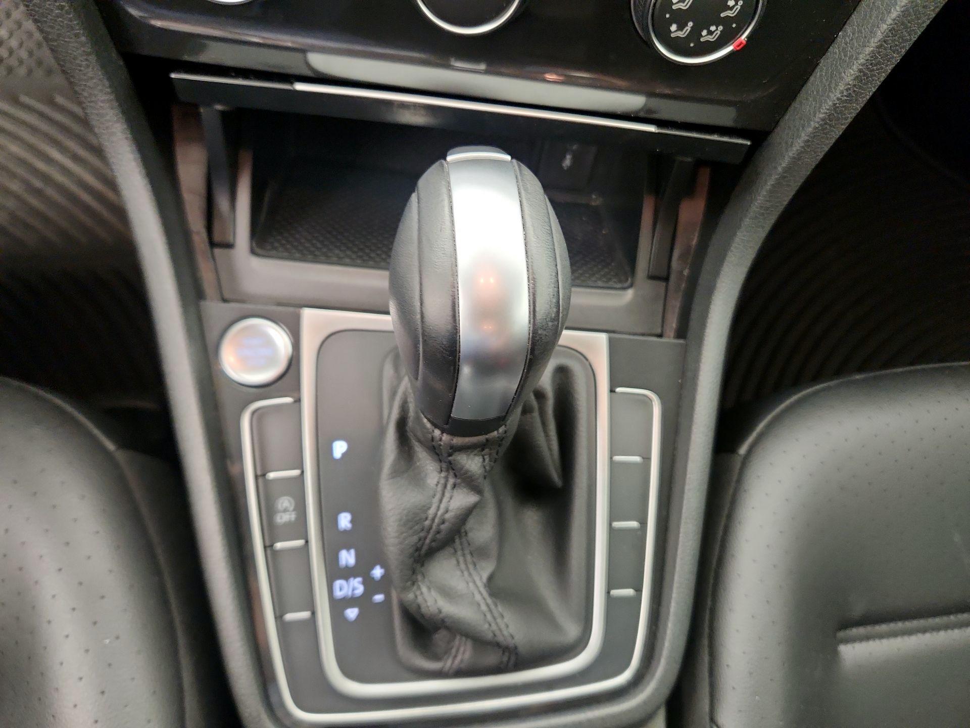 Thumbnail: 2020 Volkswagen Golf - 17