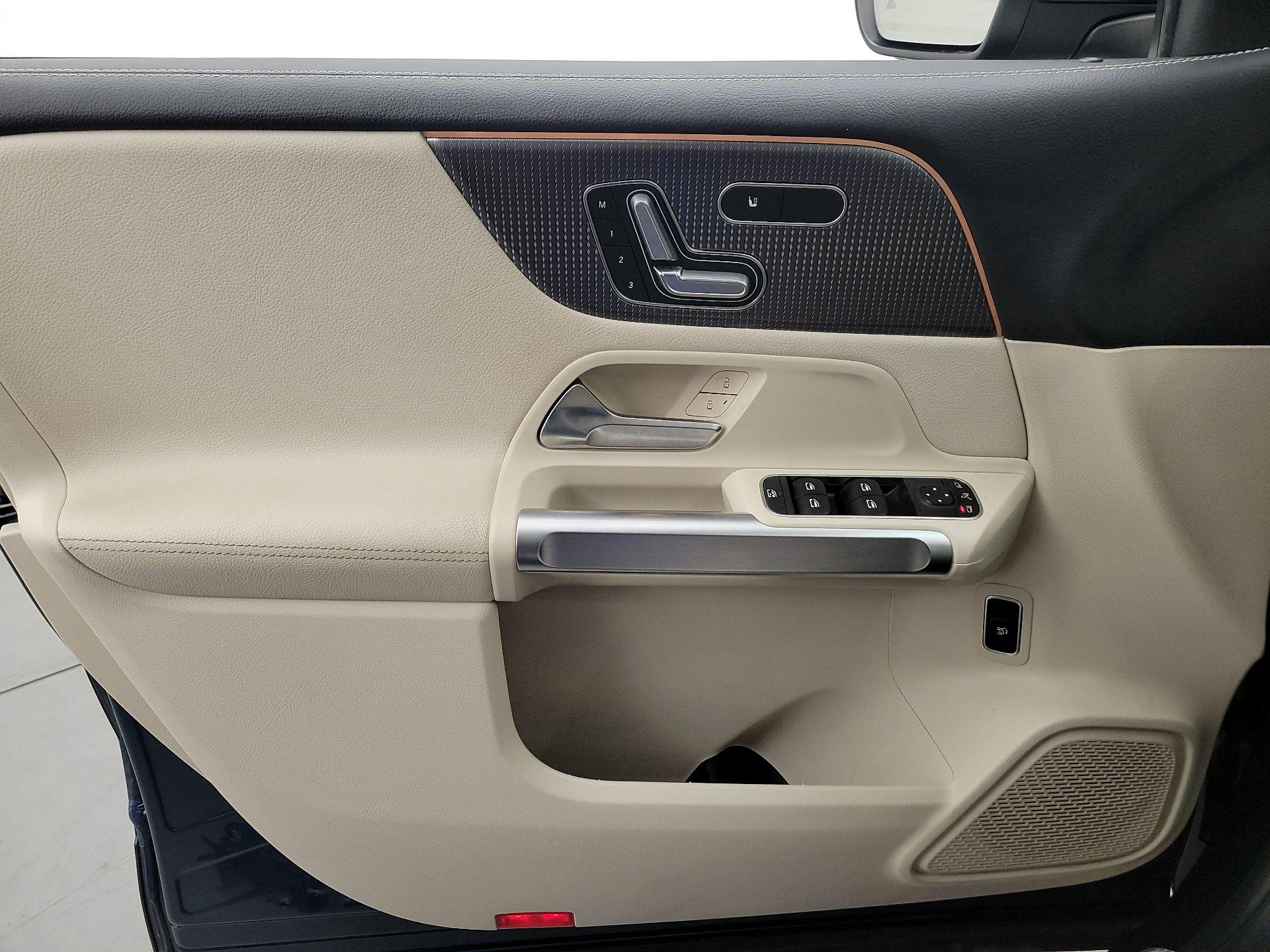 Thumbnail: 2022 Mercedes-Benz GLB - 12