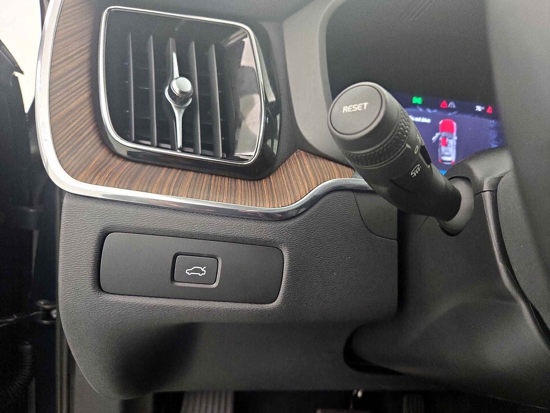 Thumbnail: 2023 Volvo XC60 - 13