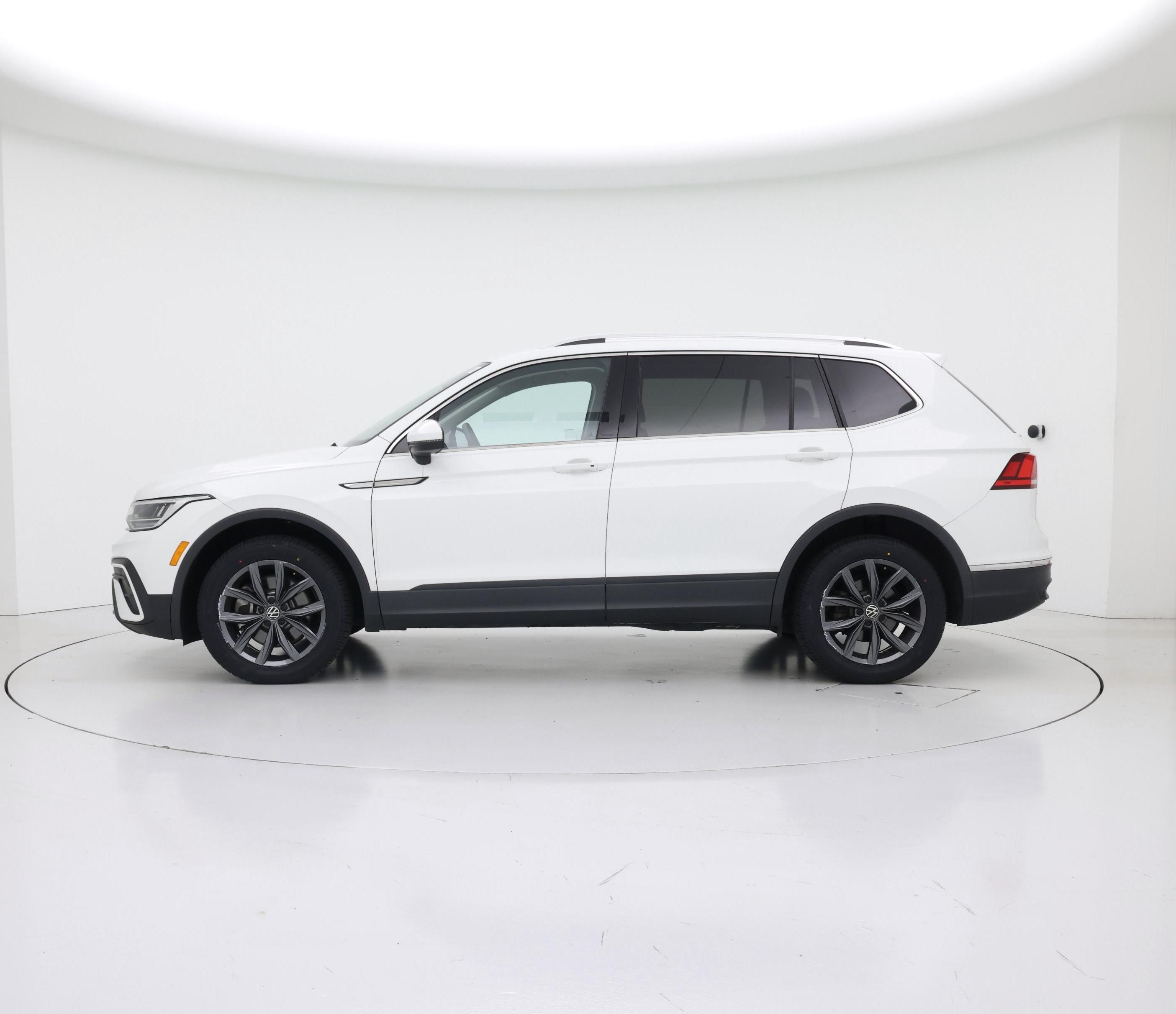 Thumbnail: 2022 Volkswagen Tiguan - 3