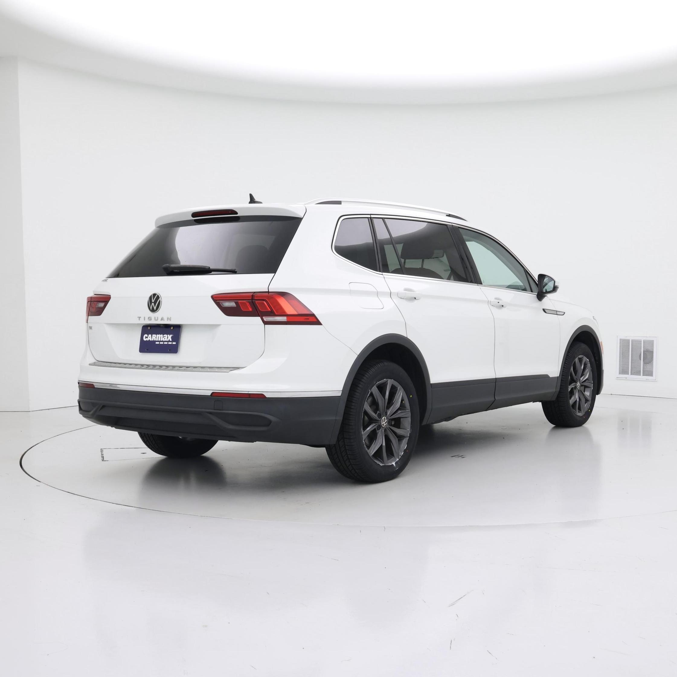 Thumbnail: 2022 Volkswagen Tiguan - 8