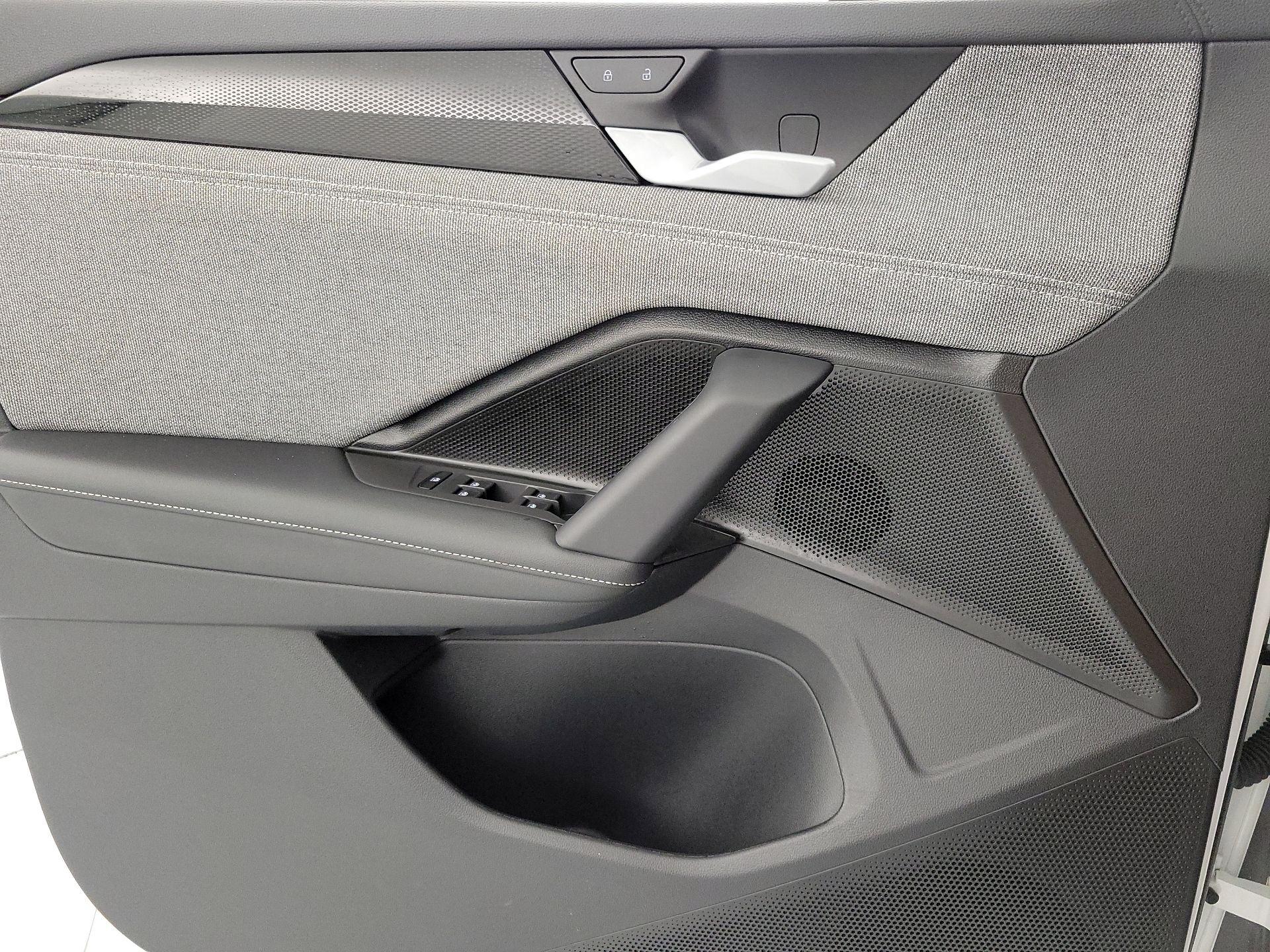 Thumbnail: 2025 Volkswagen Tiguan - 12