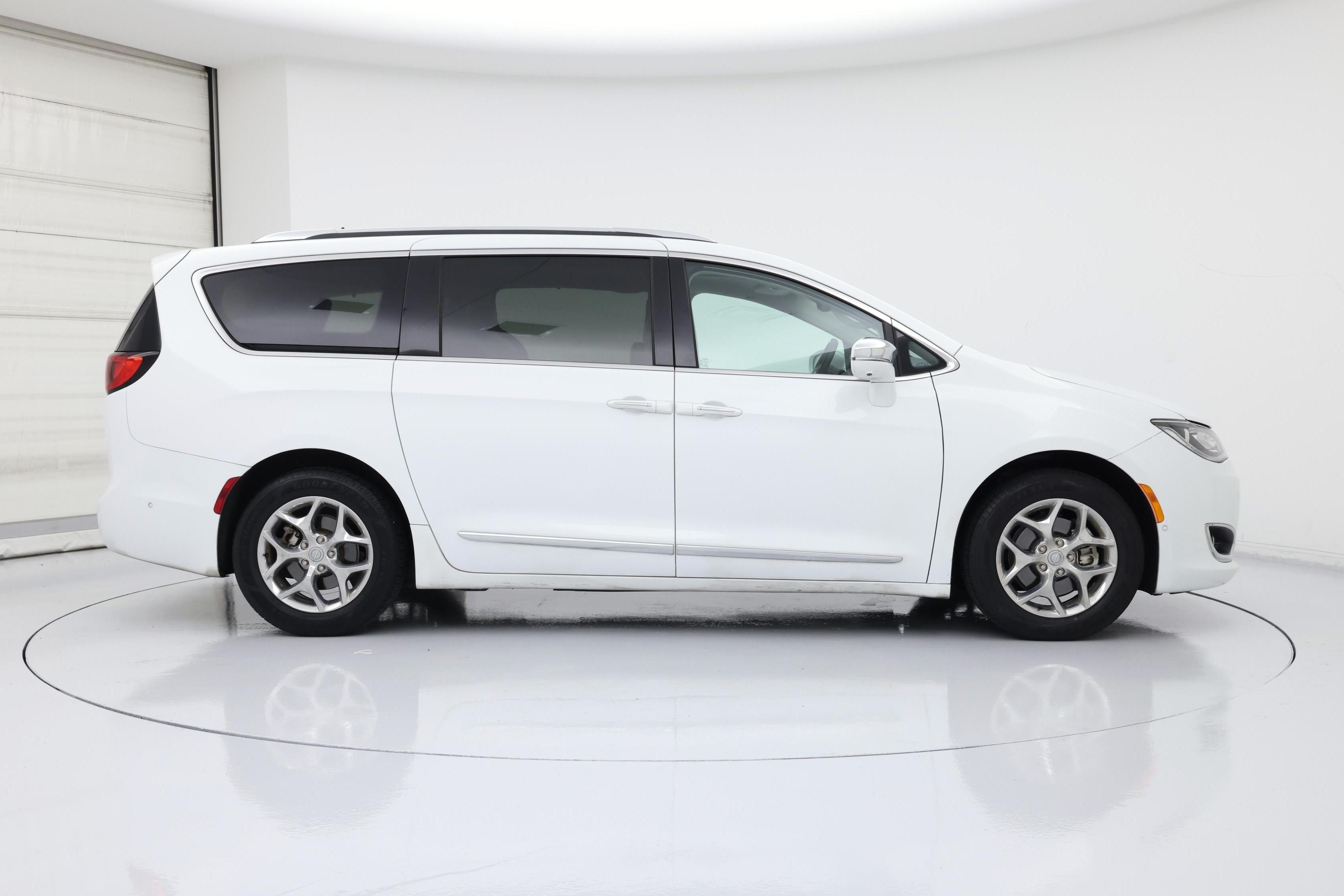 Thumbnail: 2018 Chrysler Pacifica - 7