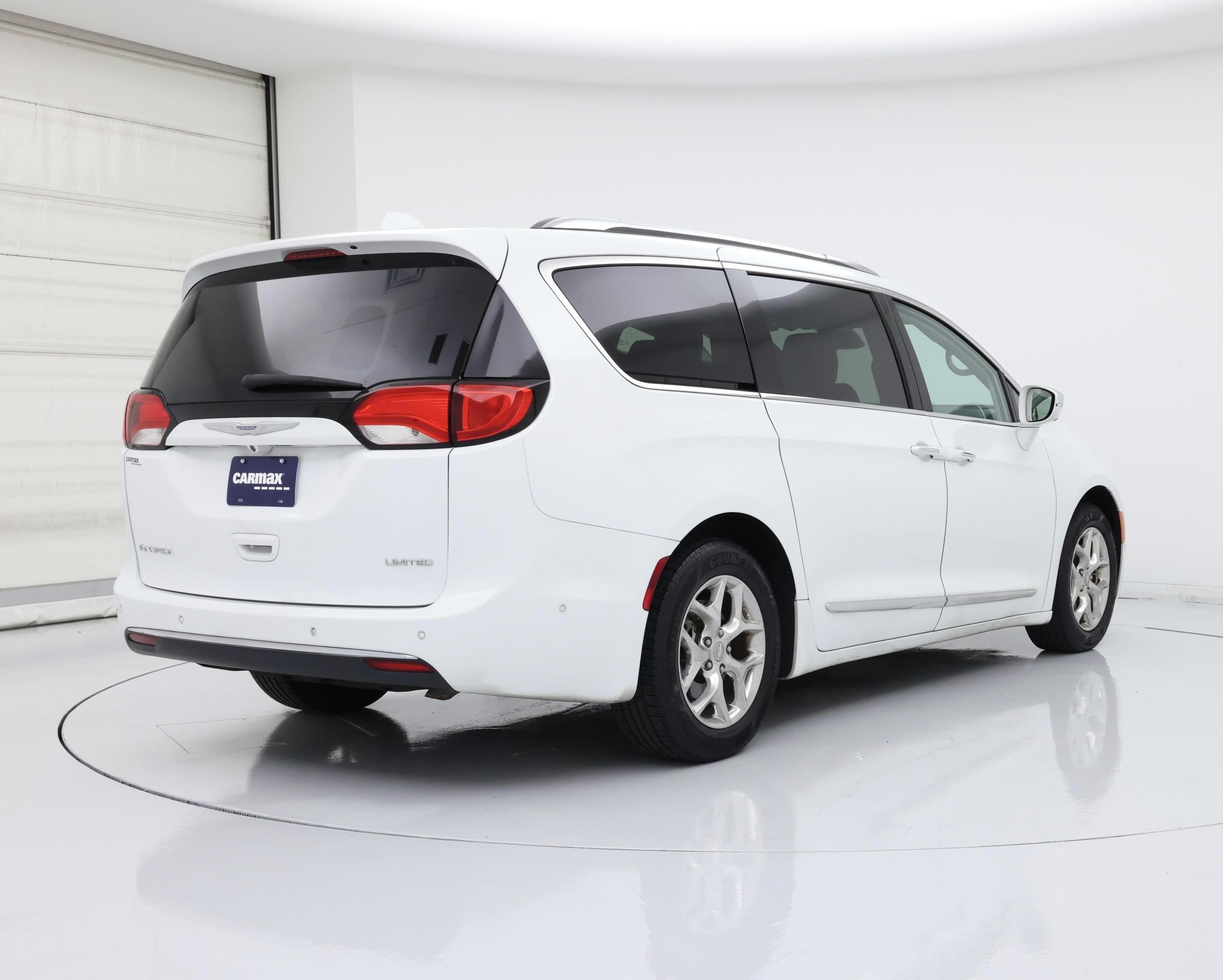 Thumbnail: 2018 Chrysler Pacifica - 8