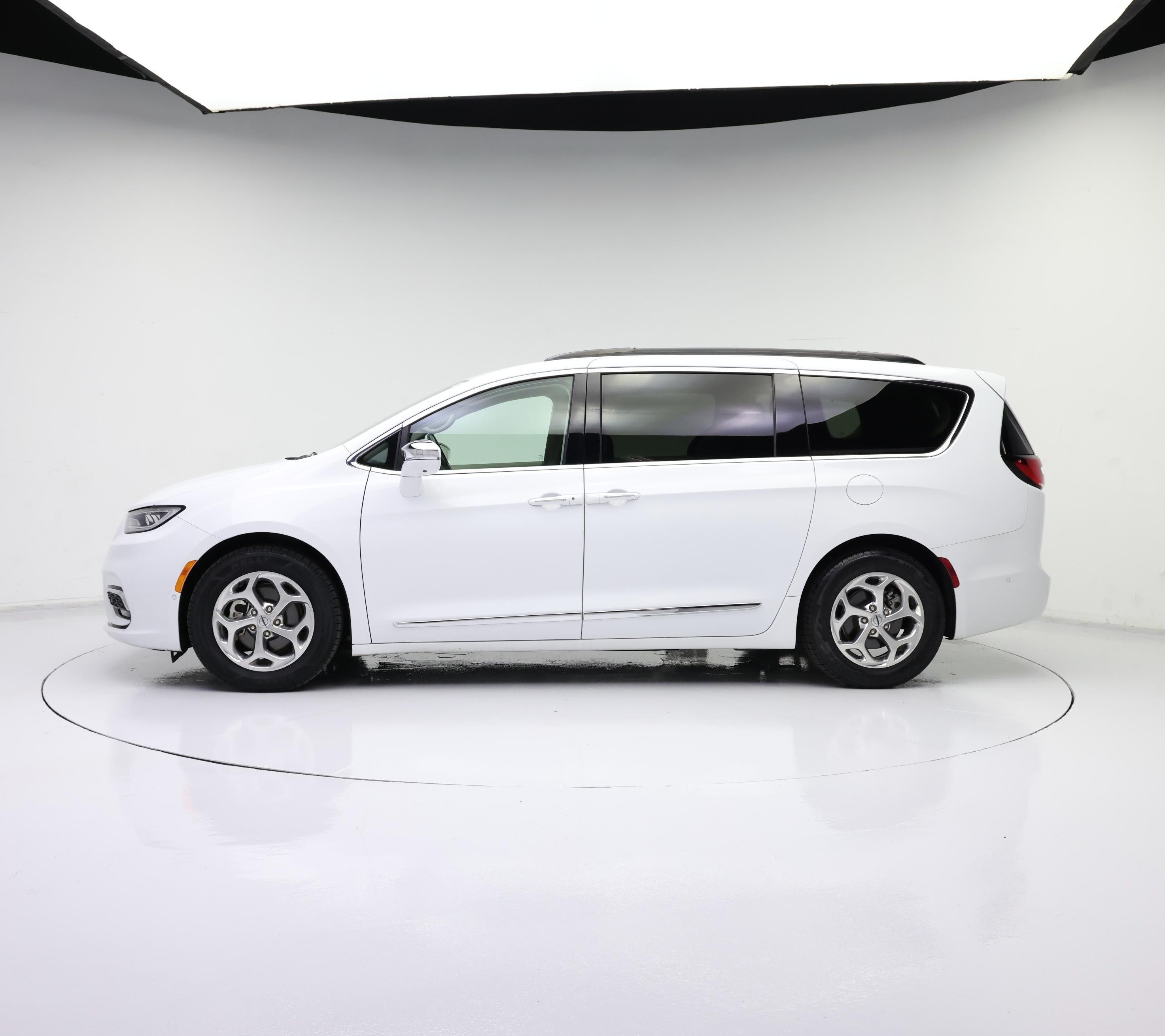 Thumbnail: 2022 Chrysler Pacifica - 3