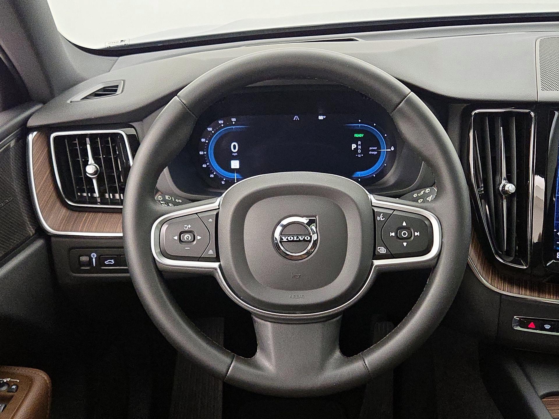 Thumbnail: 2022 Volvo XC60 - 10