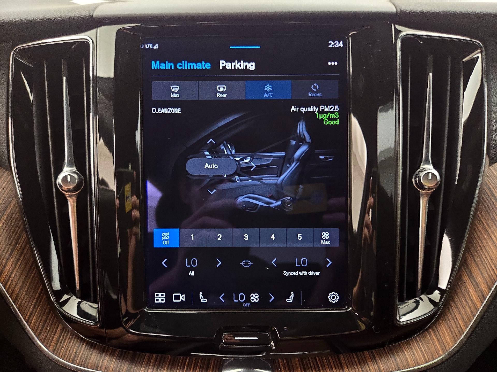 Thumbnail: 2022 Volvo XC60 - 17
