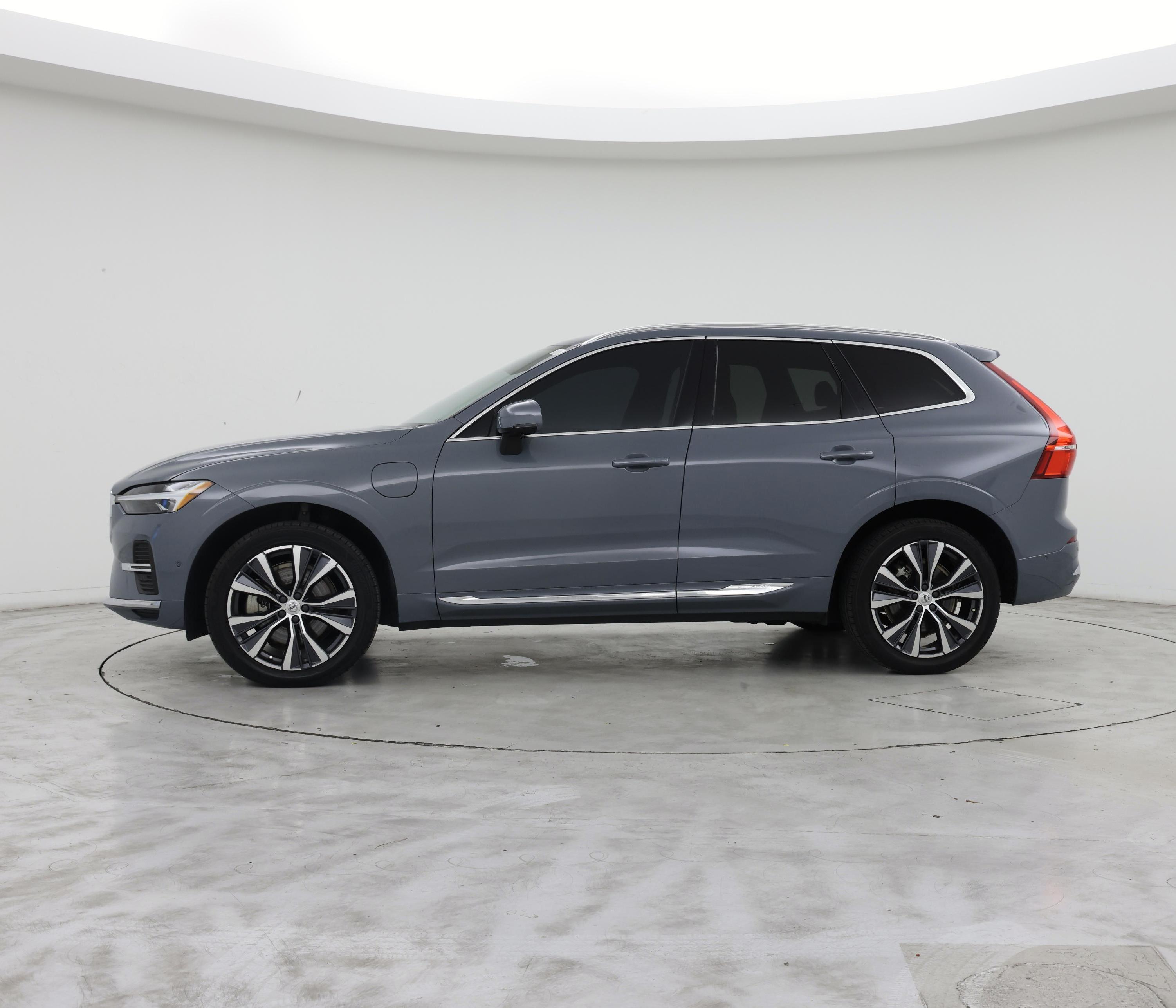 Thumbnail: 2022 Volvo XC60 - 3