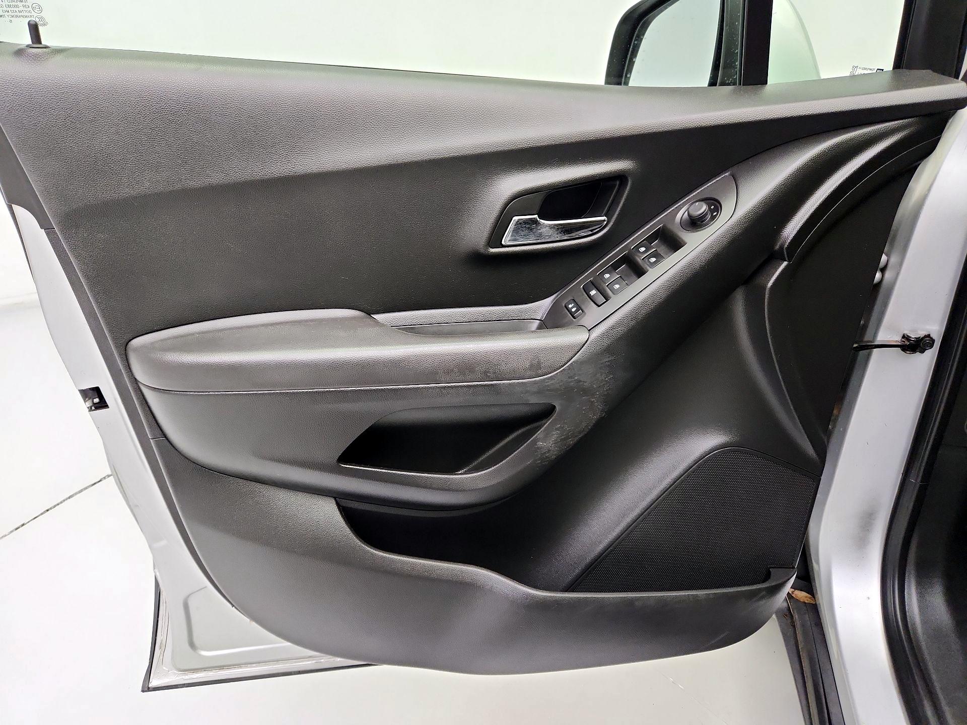 Thumbnail: 2016 Chevrolet Trax - 12