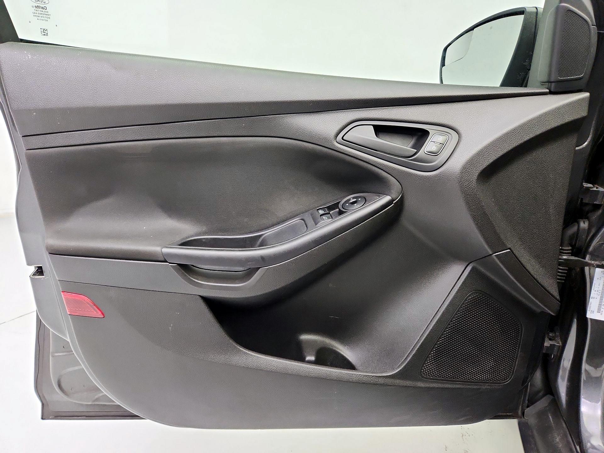 Thumbnail: 2016 Ford Focus - 12