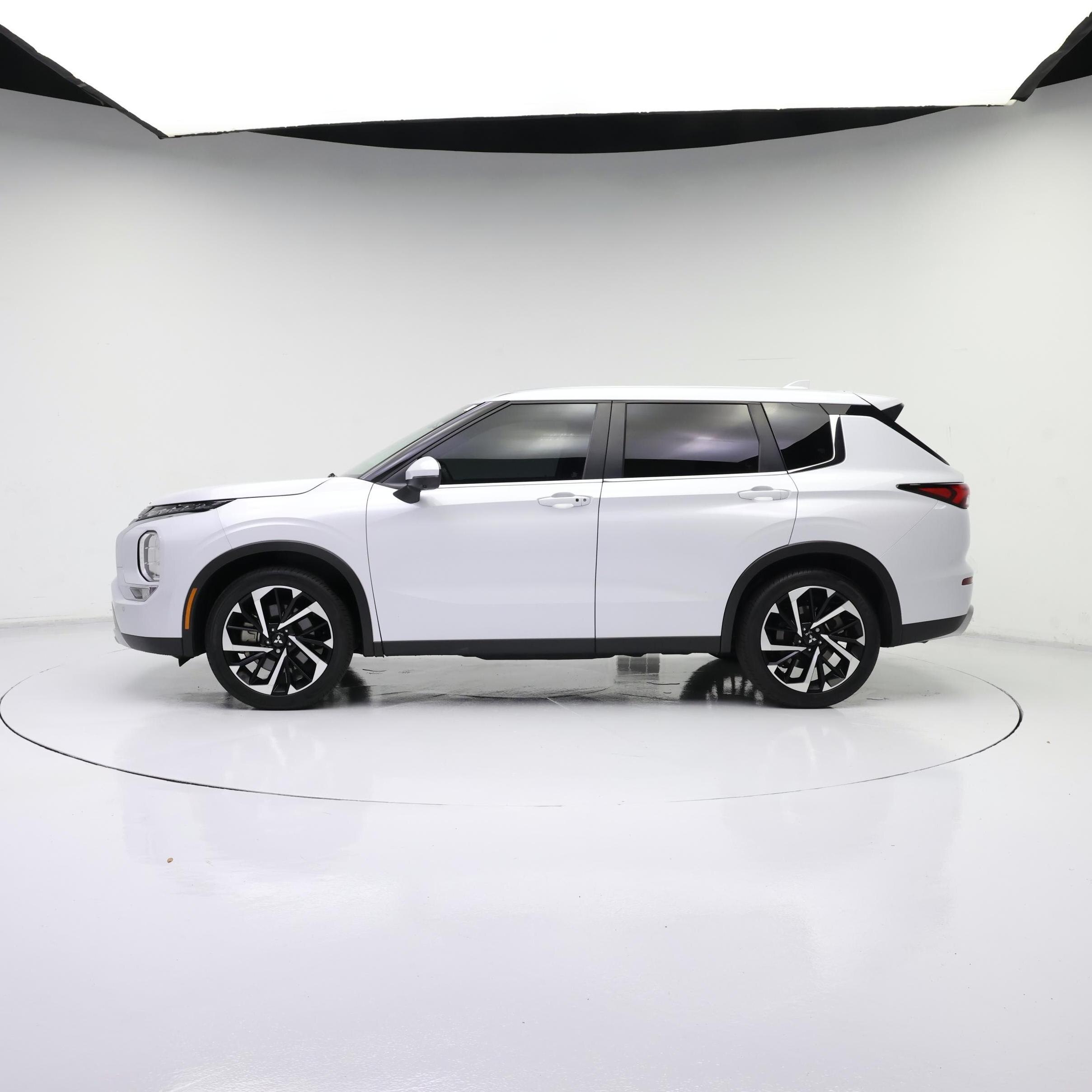 Thumbnail: 2024 Mitsubishi Outlander - 3