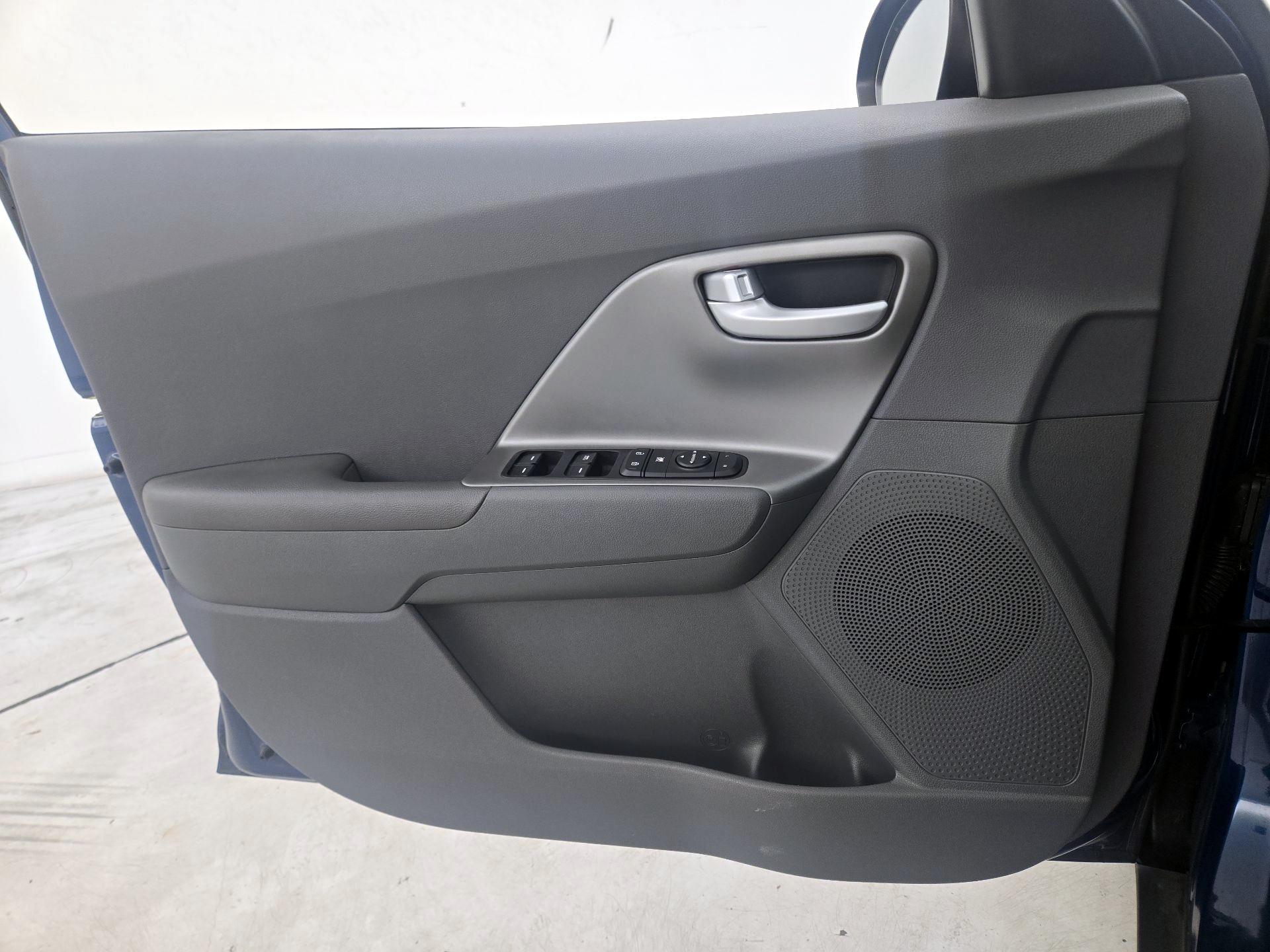 Thumbnail: 2019 Kia Niro - 12